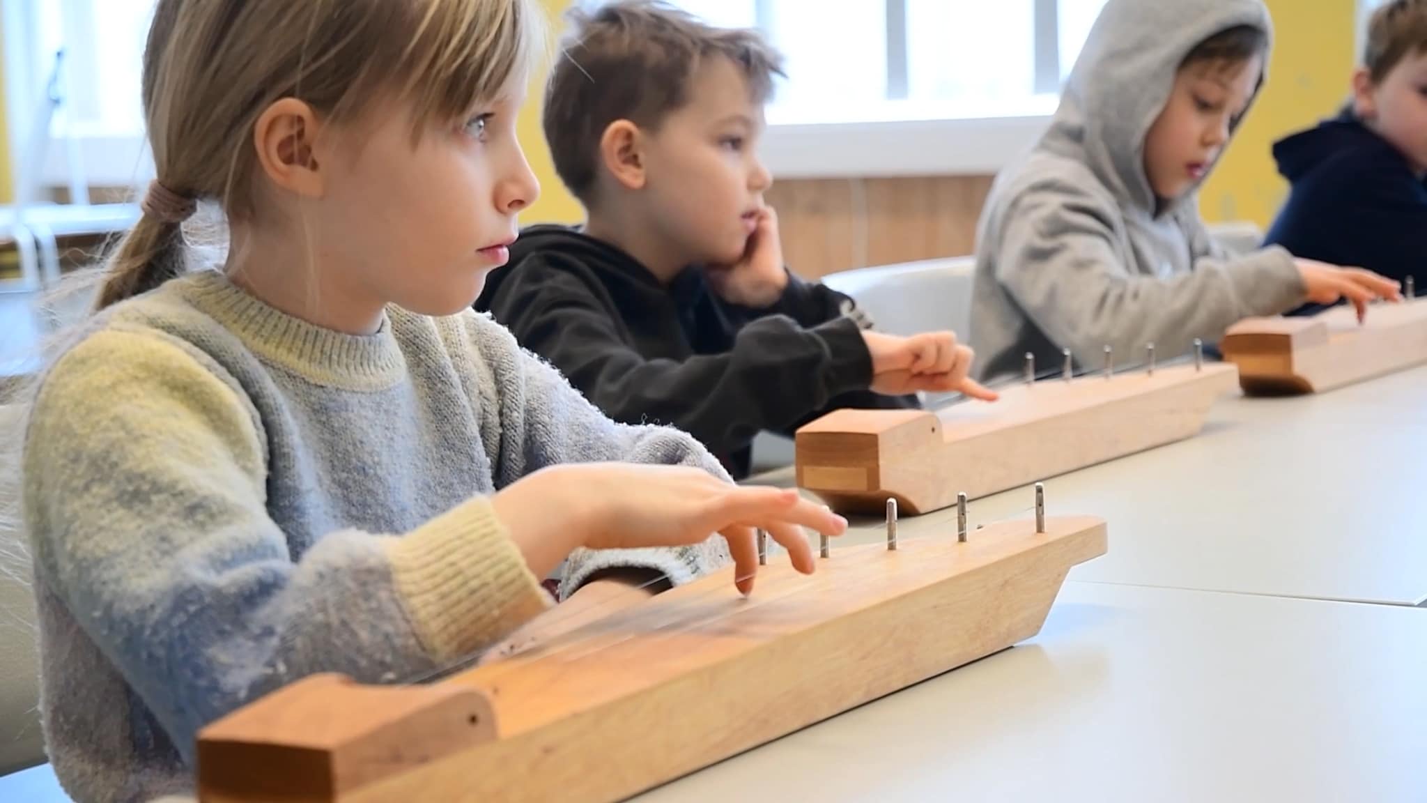 Se barna spille kantele