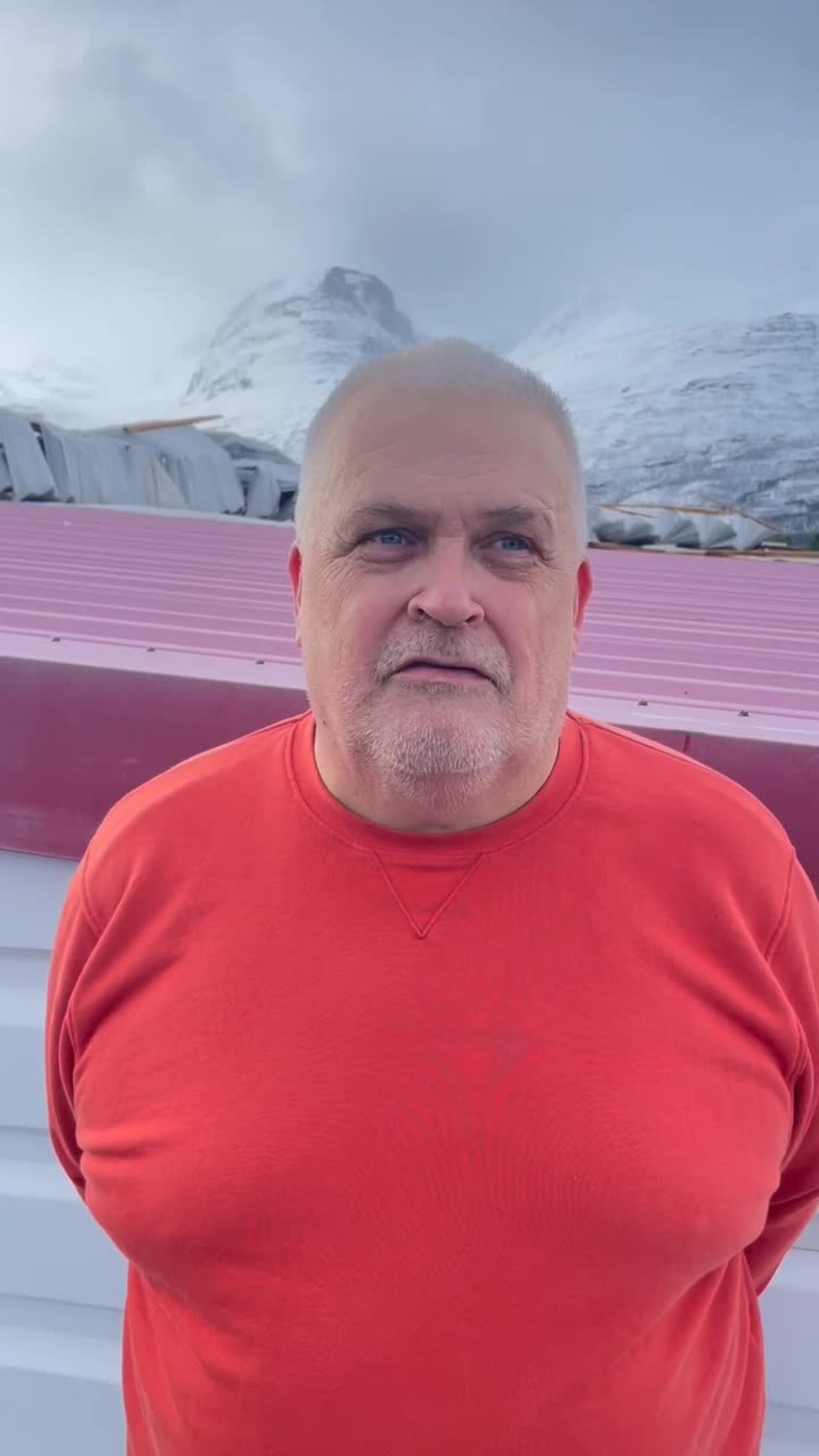 Herleif Nikolaisen forteller om skadene på Skibotnhallen