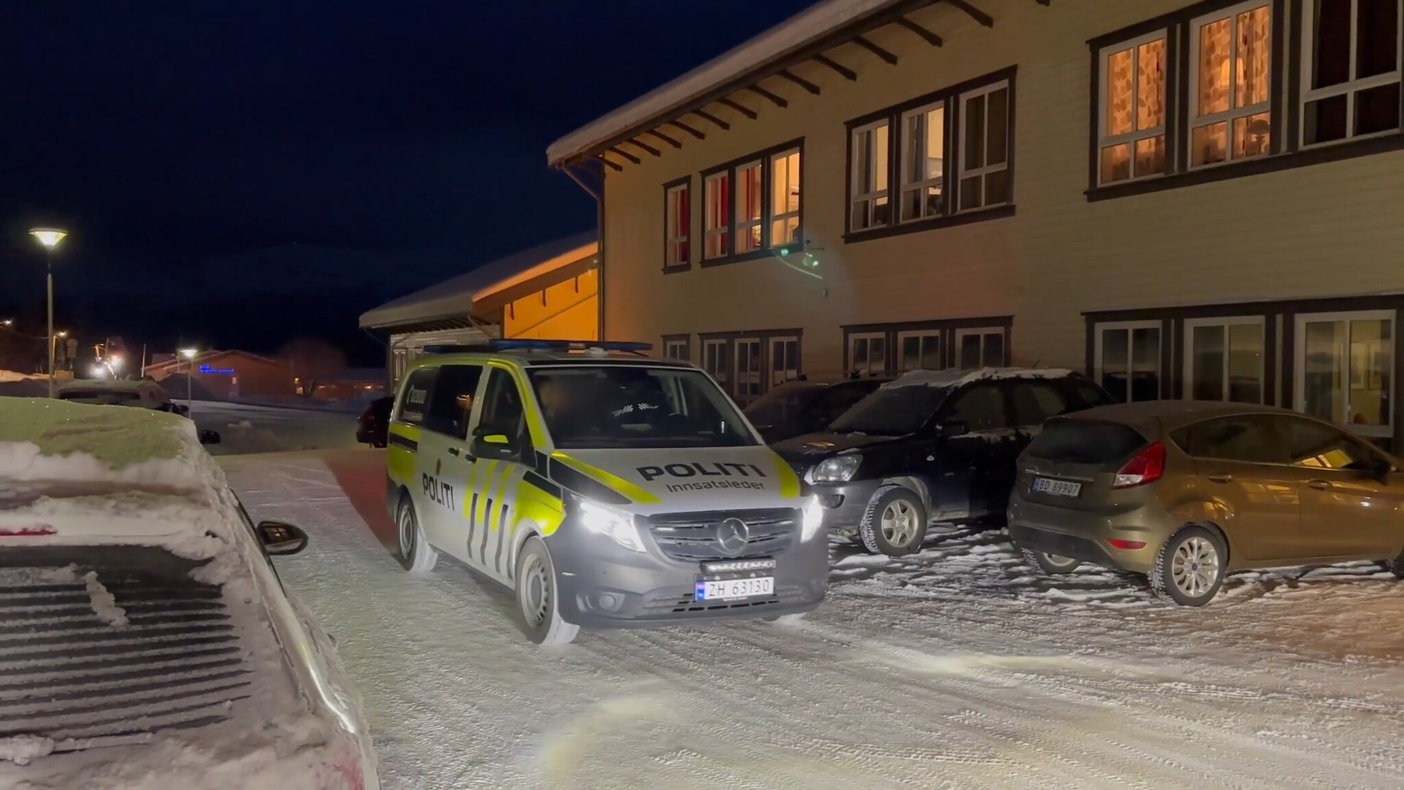 Her kjører politiet gjerningspersonen fra stedet