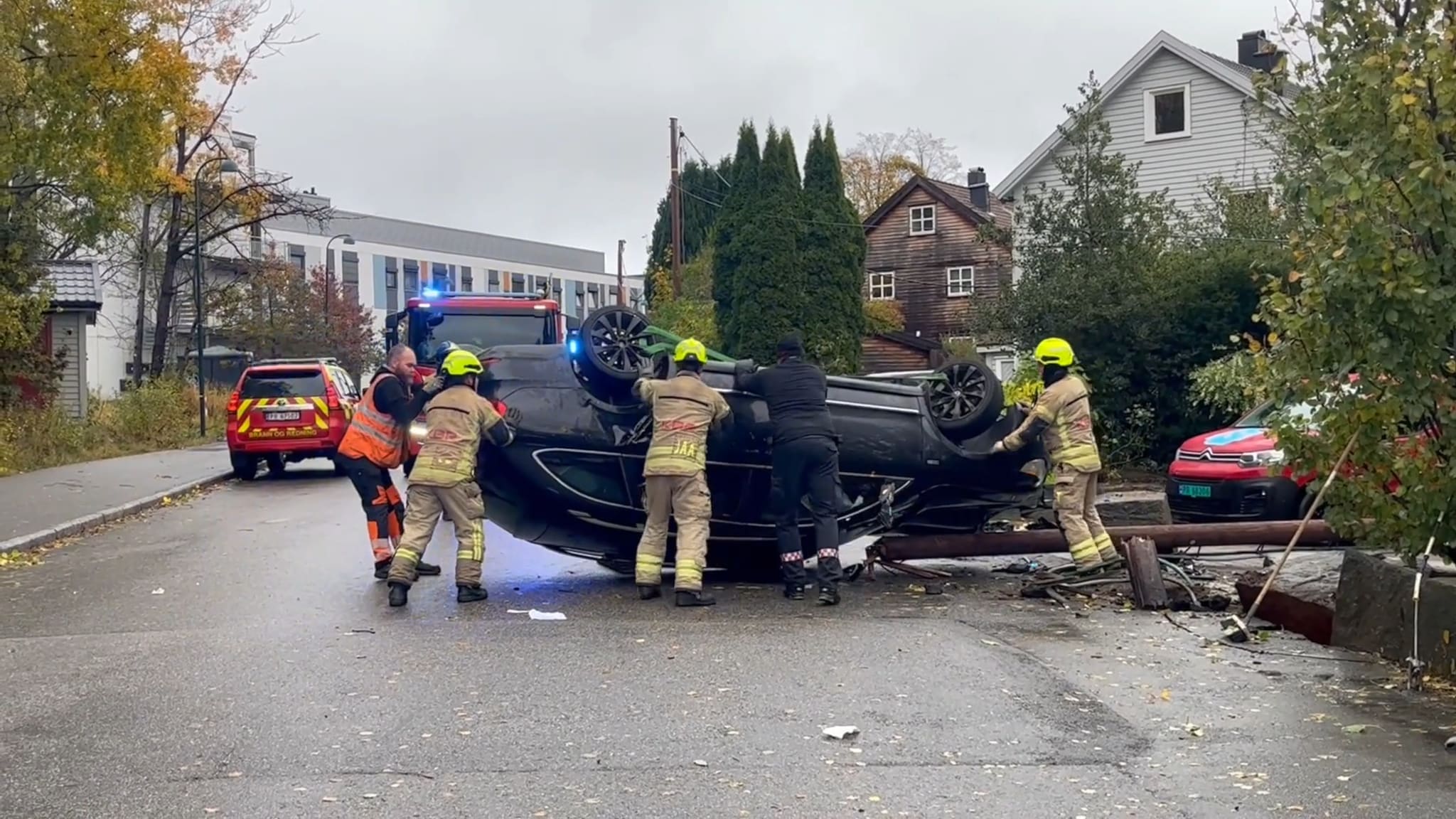 VIDEO: Her velter de rundt bilen