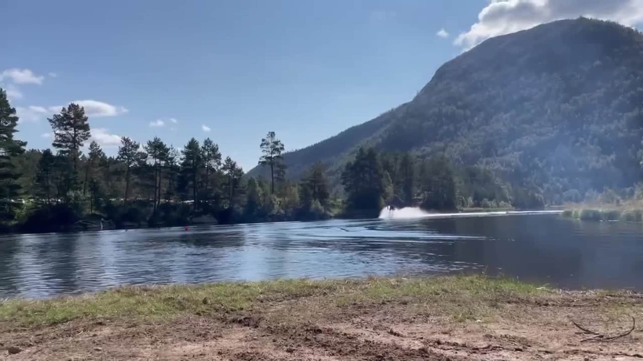 Espen Bryggeså kjører snøscooter  på vann