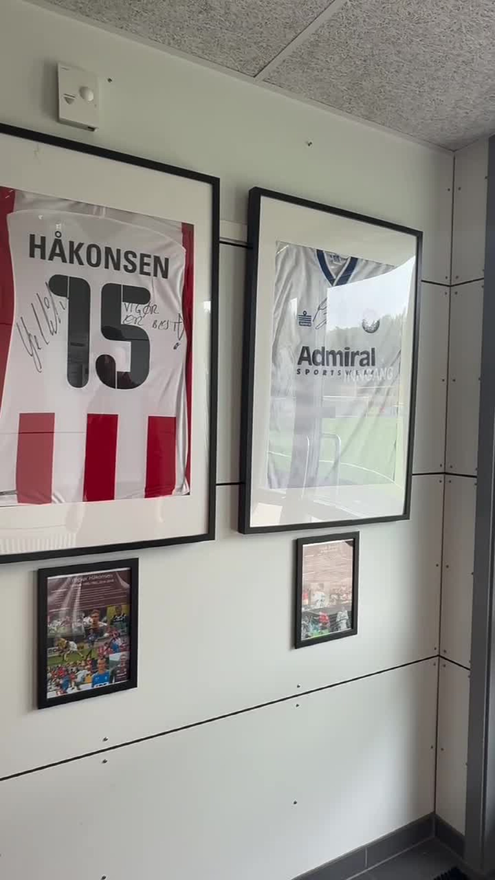 Mathias Navjord viser fram "hall of fame"-veggen til Vigør