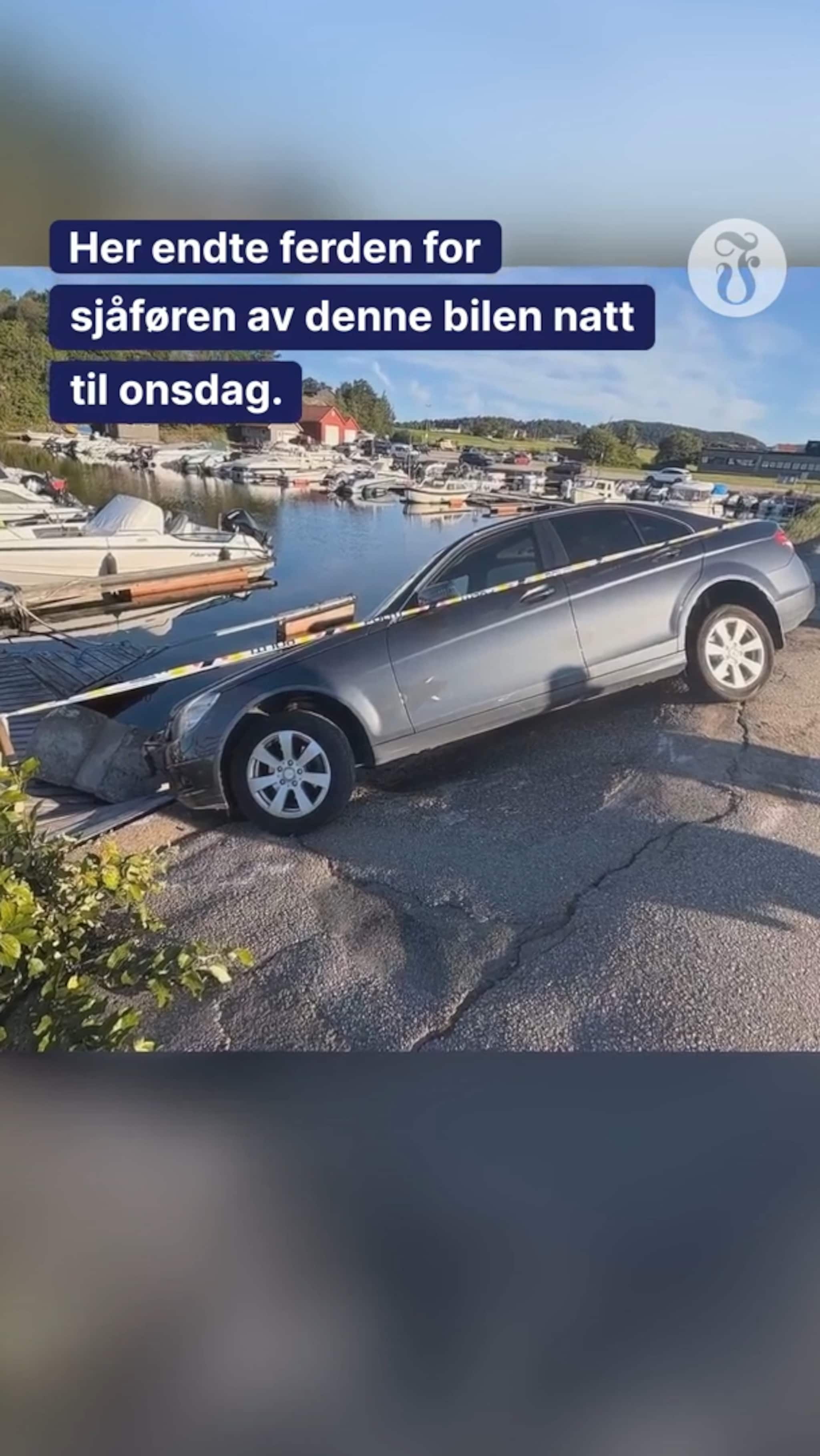 Bil havnet ved brygge i båthavn