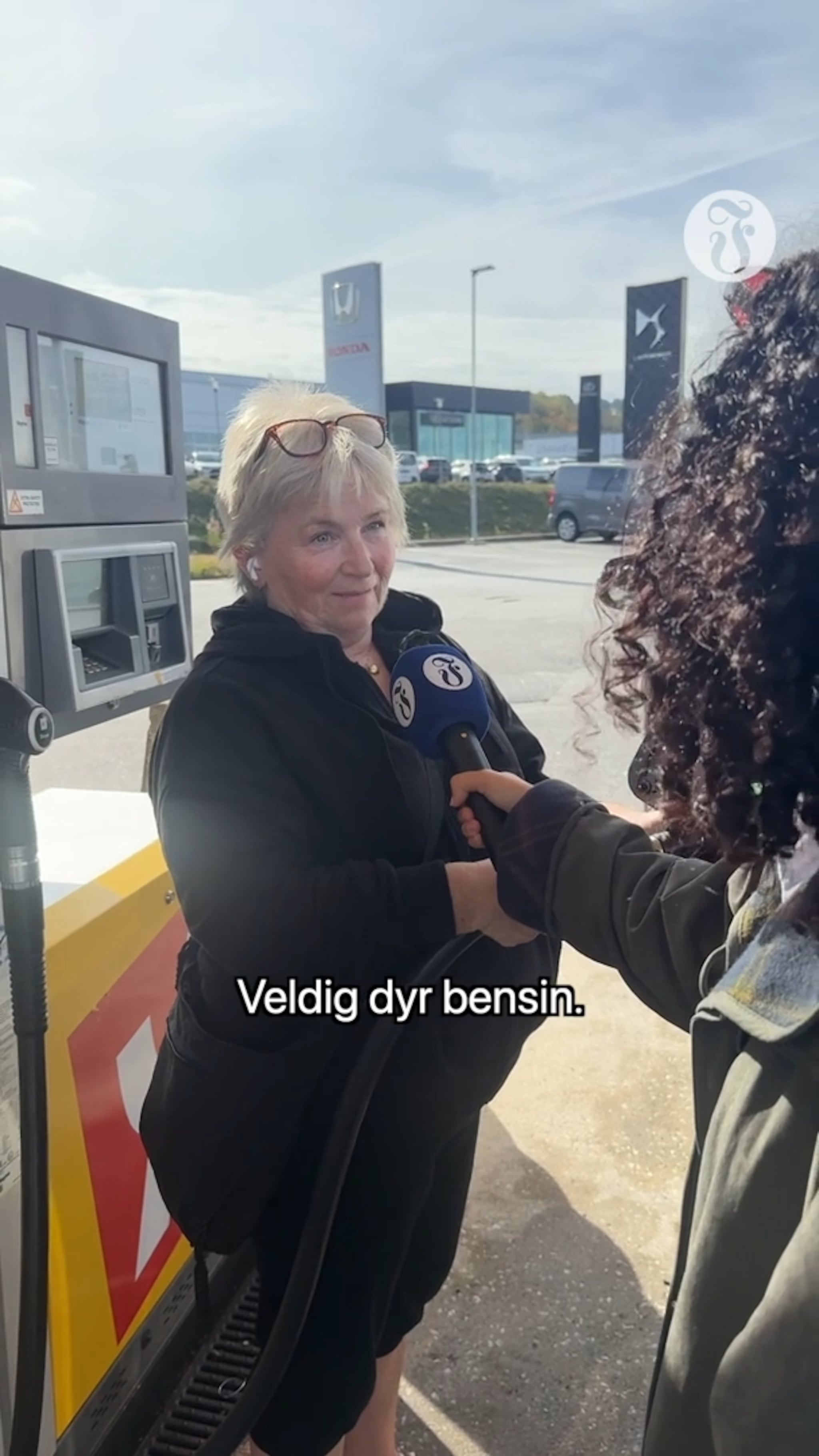 - Jeg fyller bensin. Veldig dyr bensin.