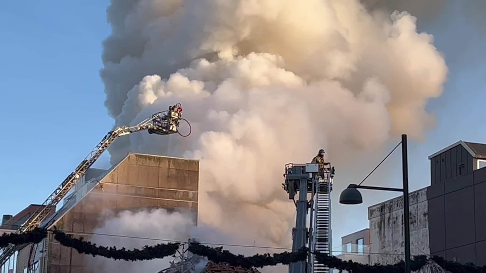 Voldsom røyk fra branntomta