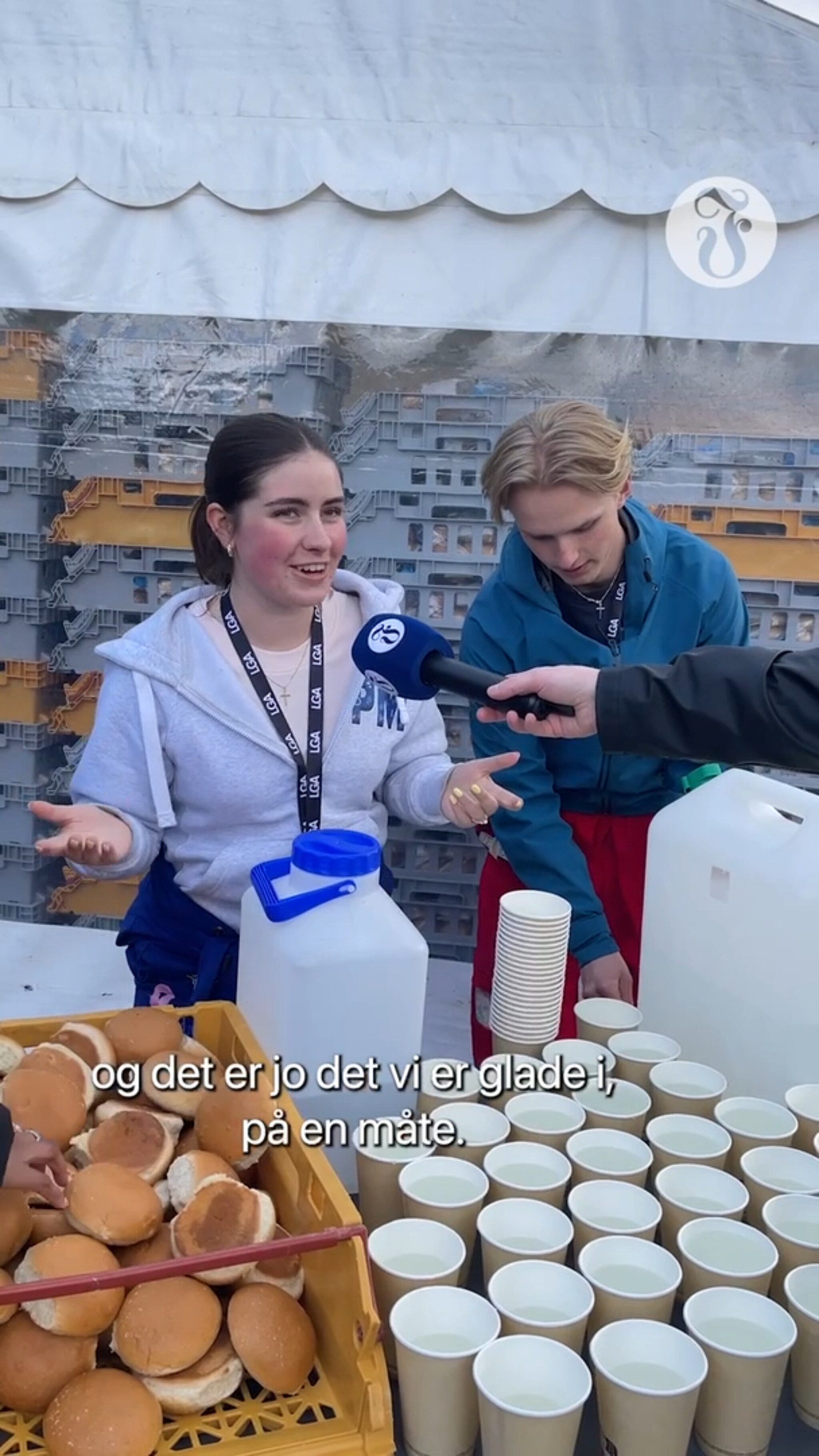 Edru på russetreff - delte ut boller