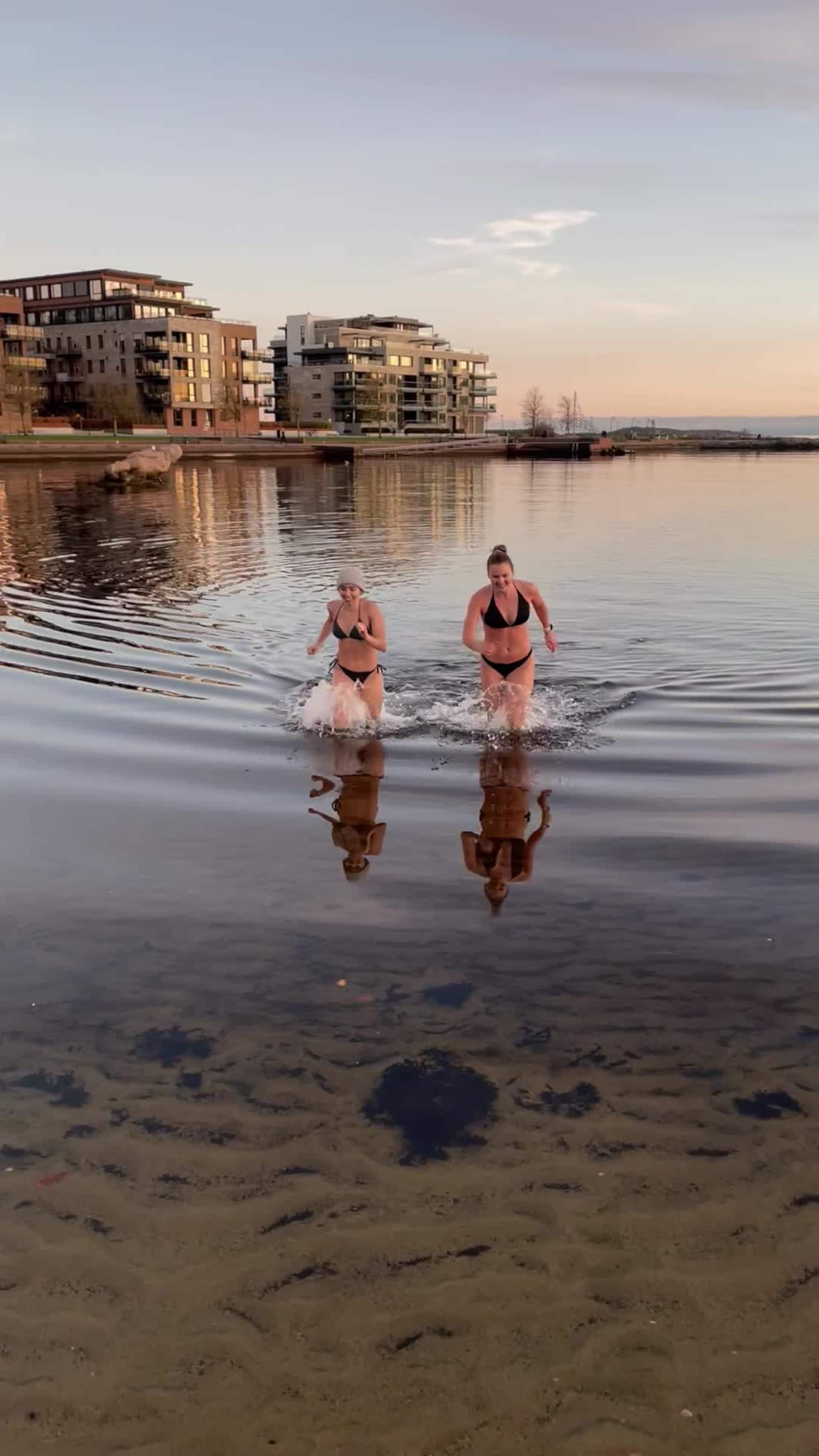 Mia Emmenegger og Dina Frisendal på Bystranda