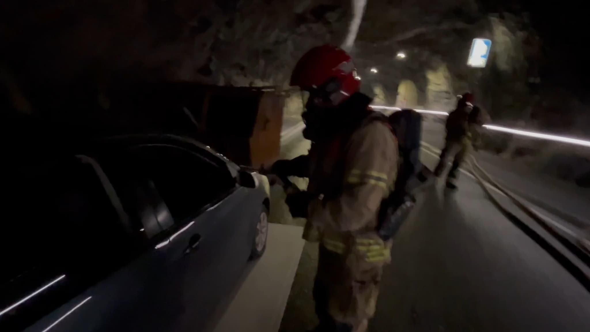 Her tenner brannvesenet fyr på bilen