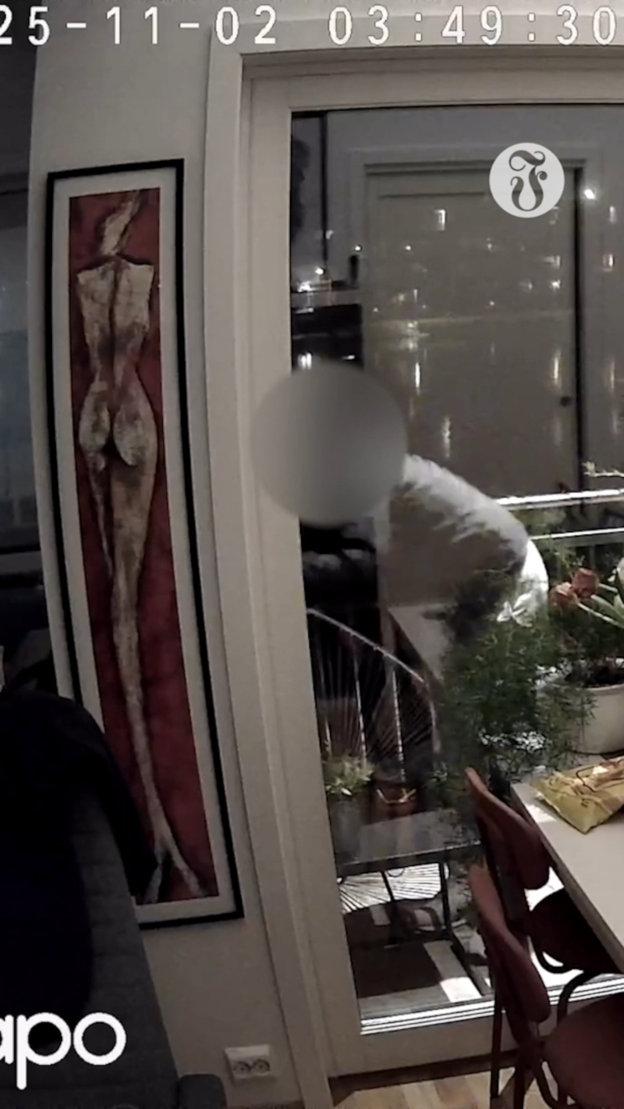 Her prøver mannen å komme seg inn igjen