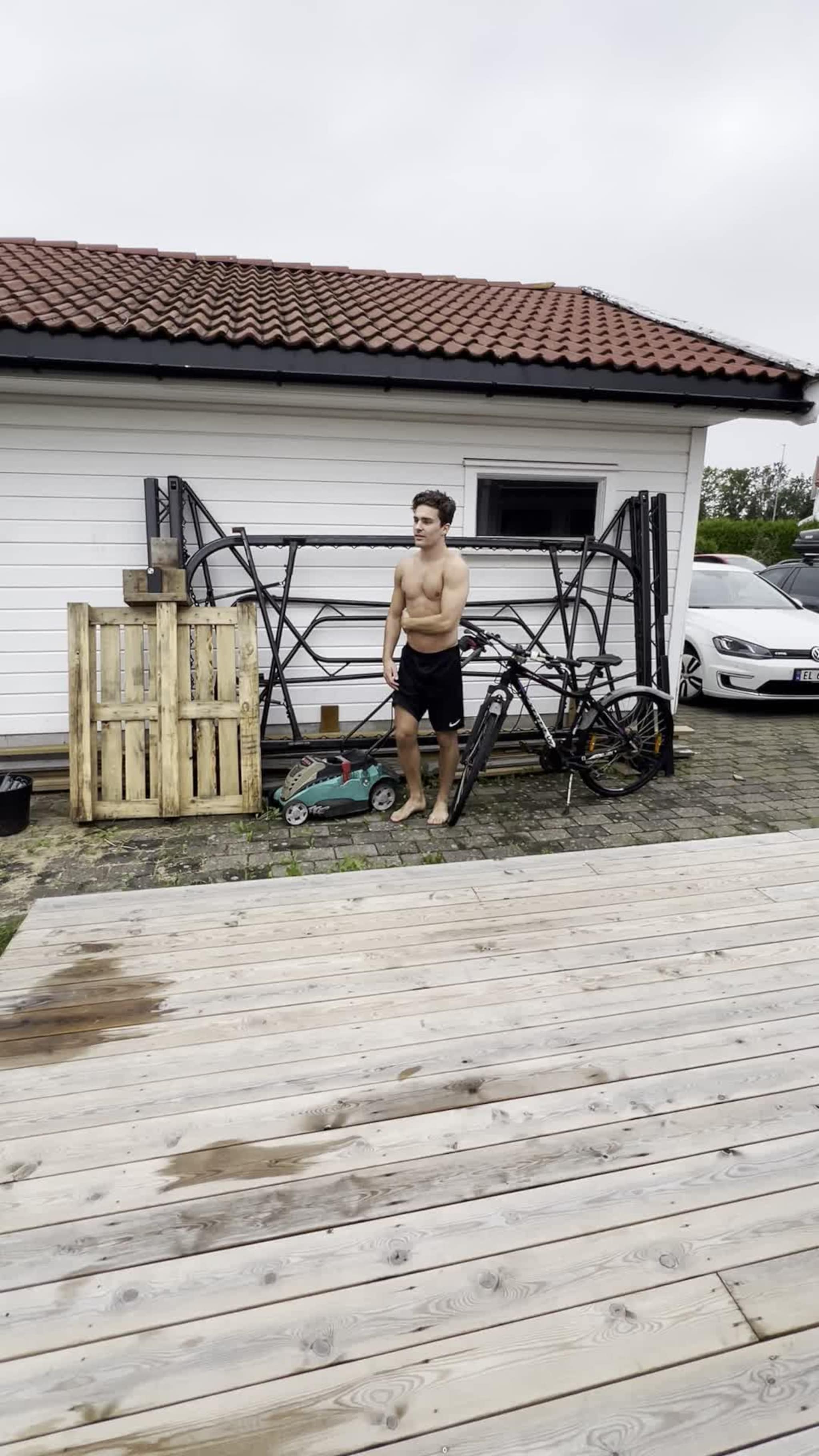 Knut Nomeland hopper i mange trampoliner