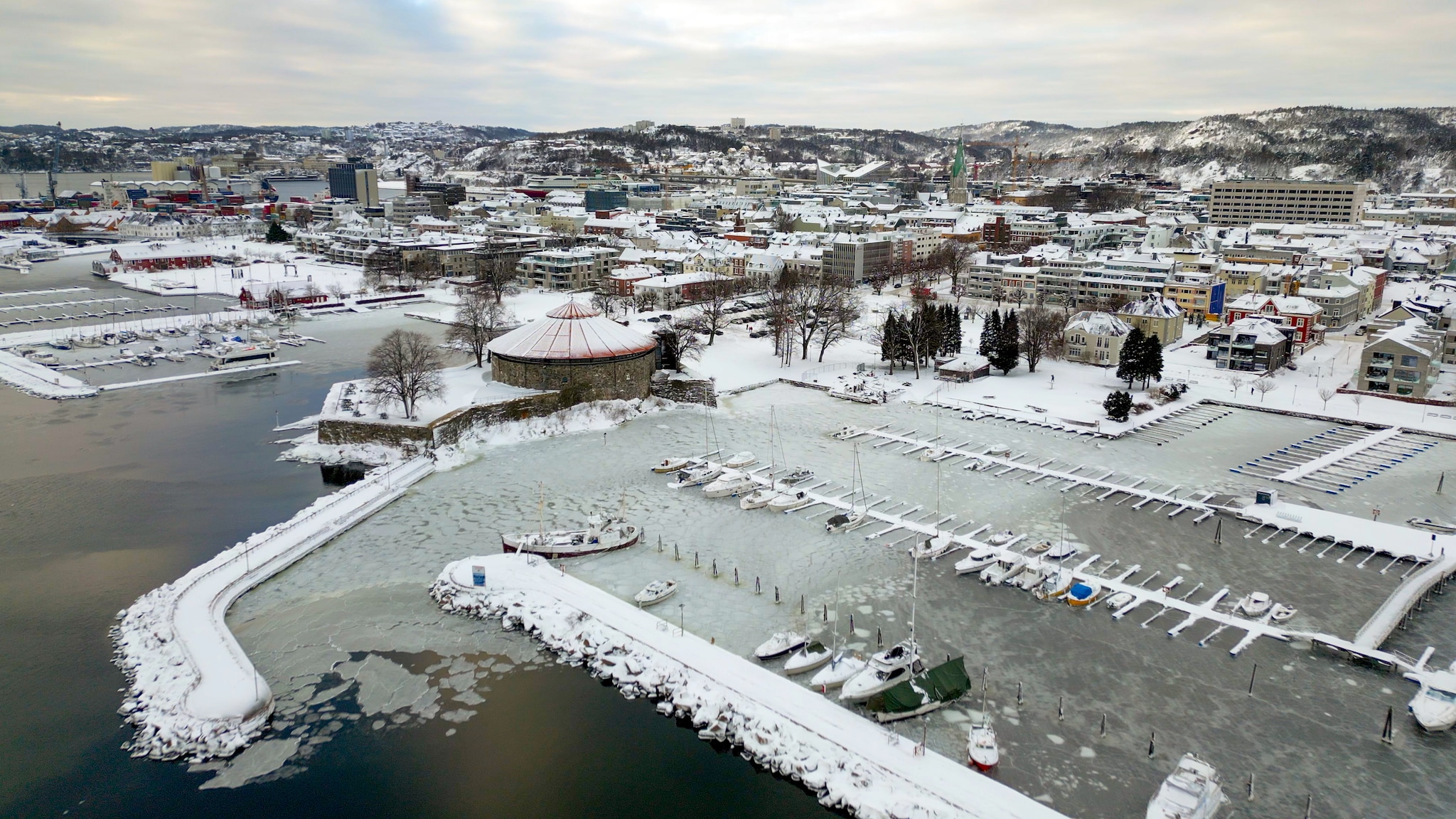 VIDEO: Se snødekte Kristiansand fra lufta