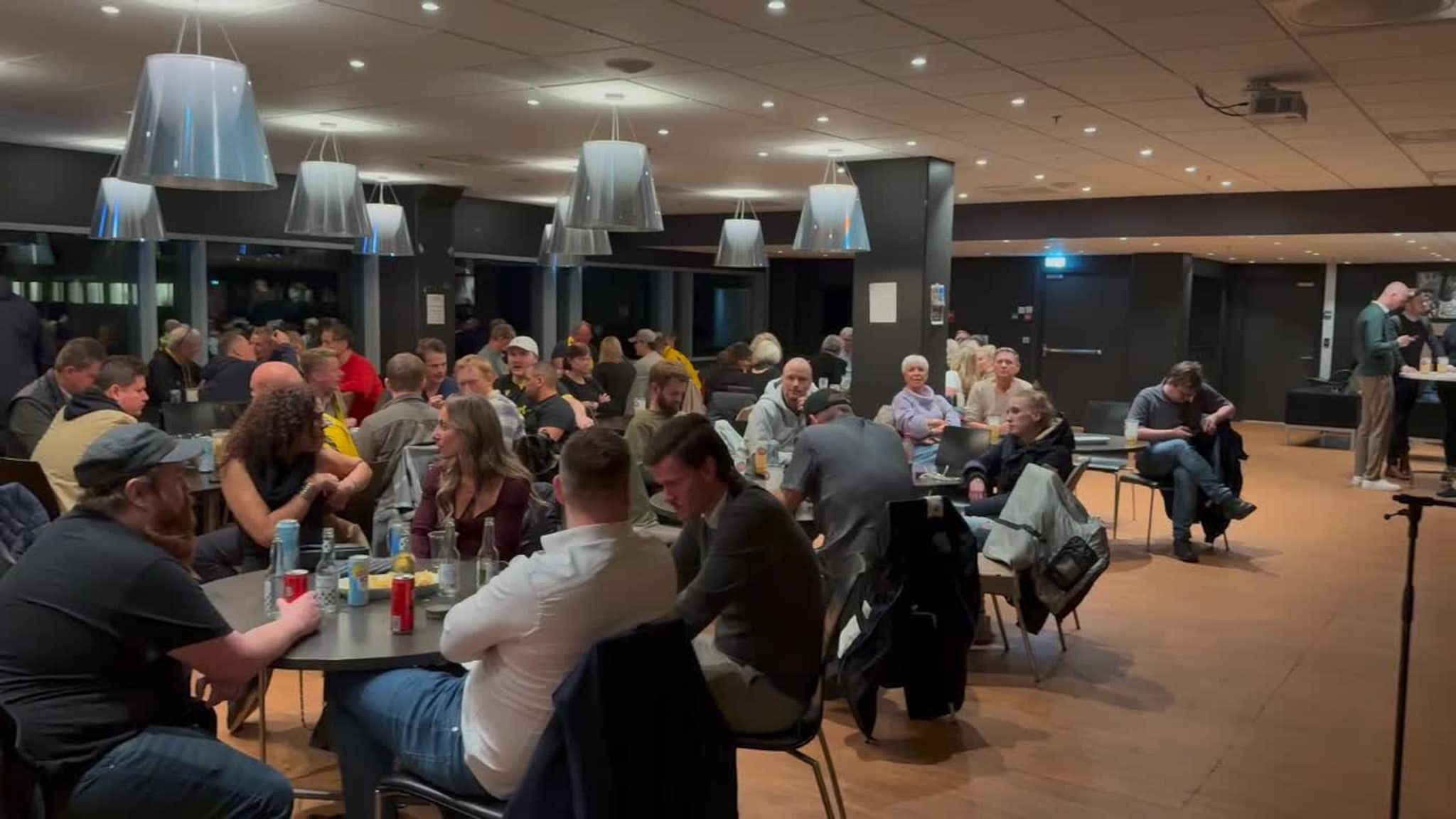 Start-supporterne venter på å feire opprykket med spillerne