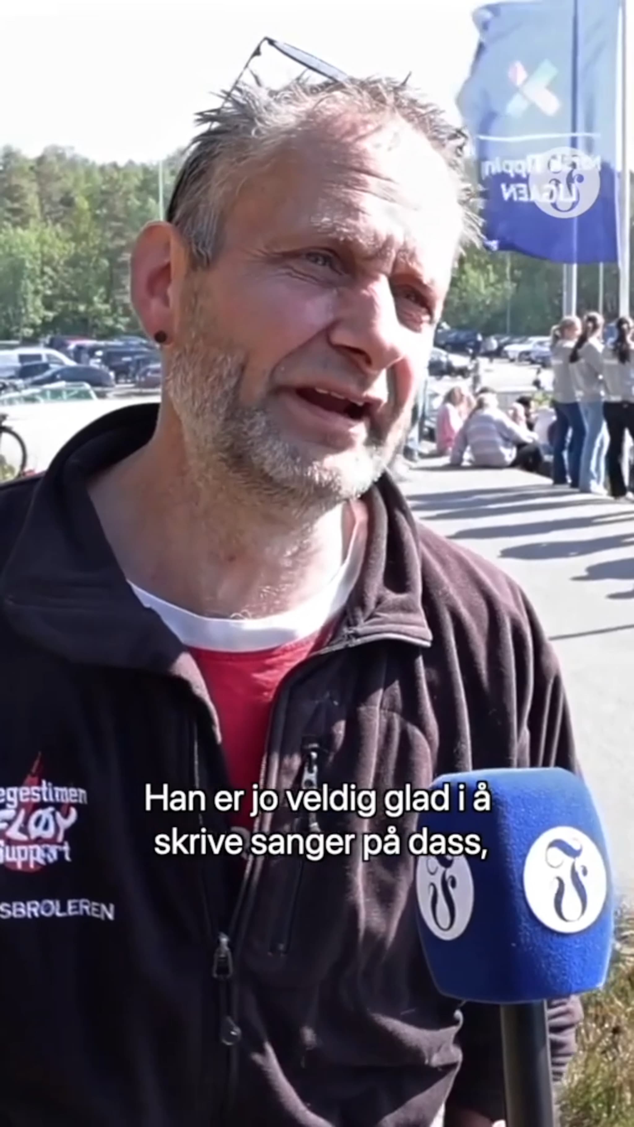 - Han er veldig glad i å skrive sanger på dass