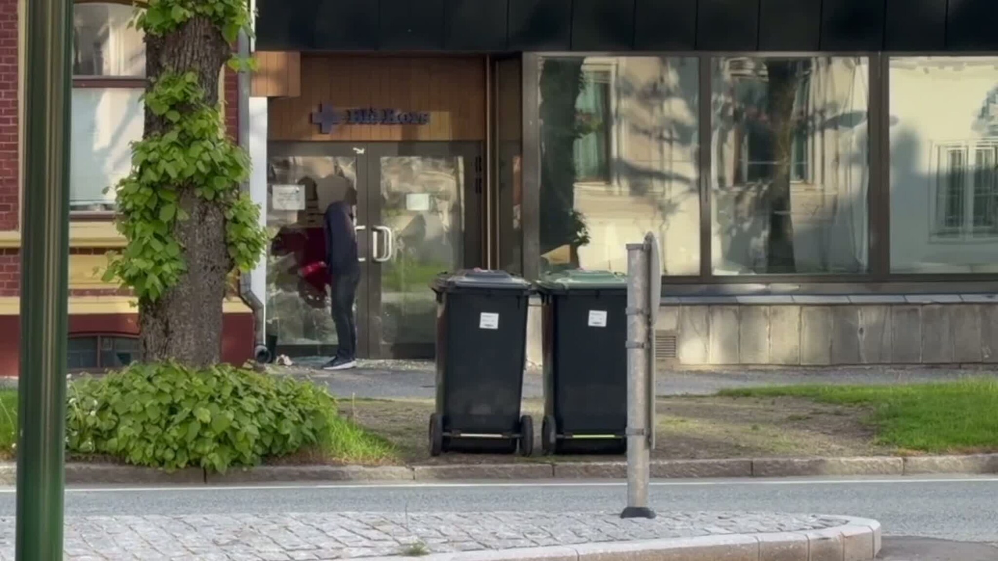 Her går han løs på døra