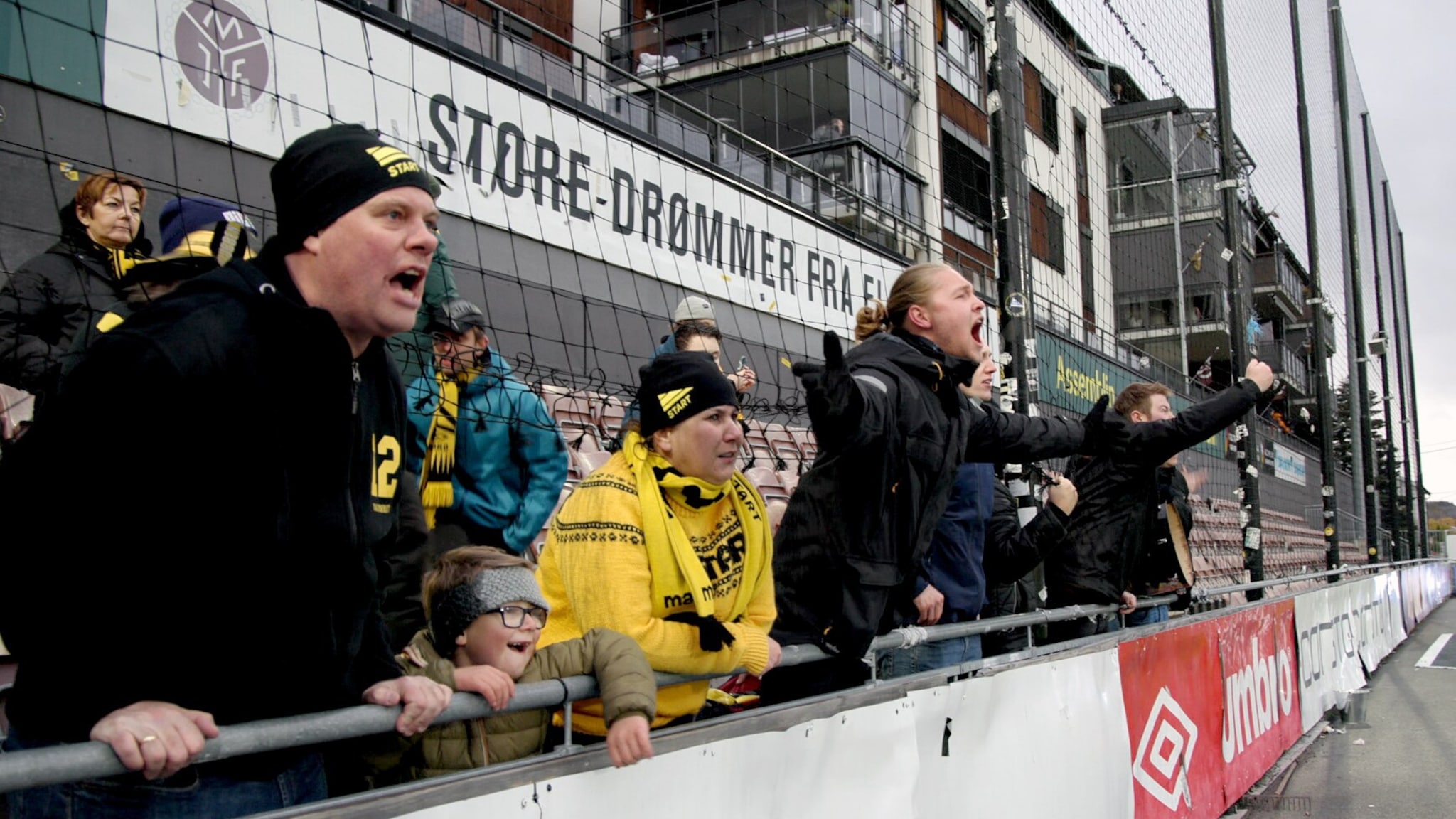 Spillerne skjelt ut av supporterne: - Det er bare trist