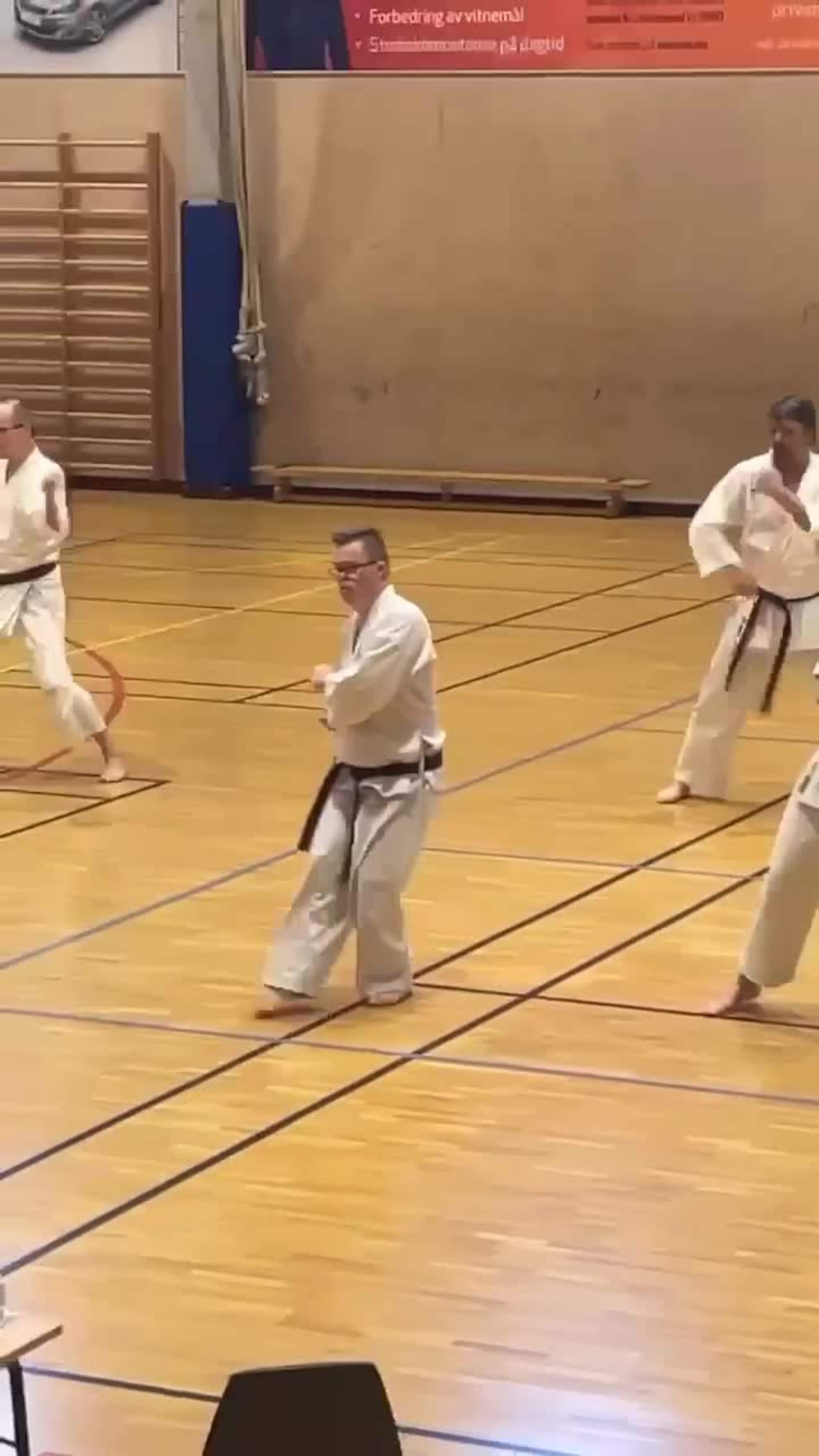 Filip Foss graderer seg til sort belte 3