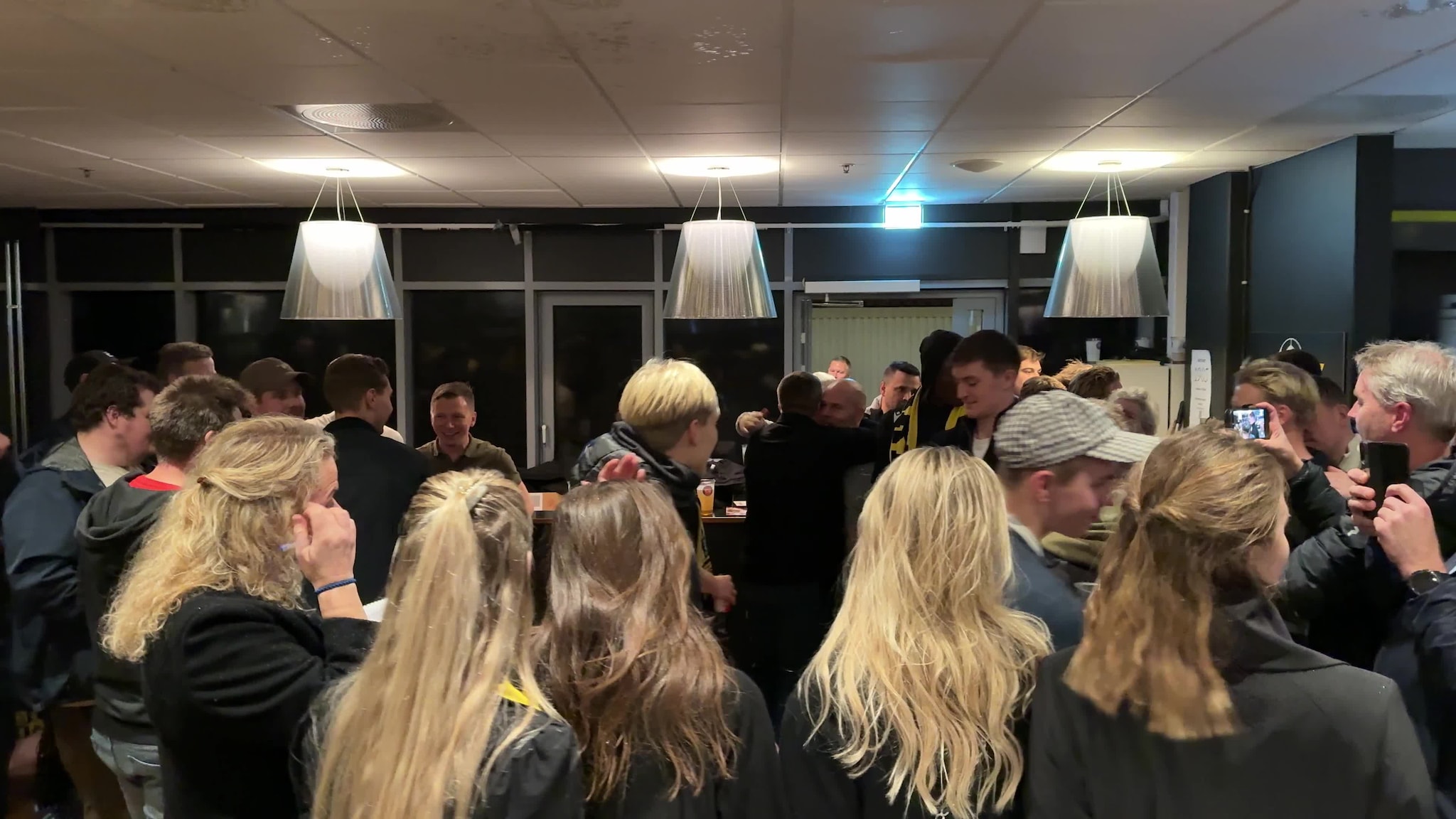 Her fester spillerne med fansen