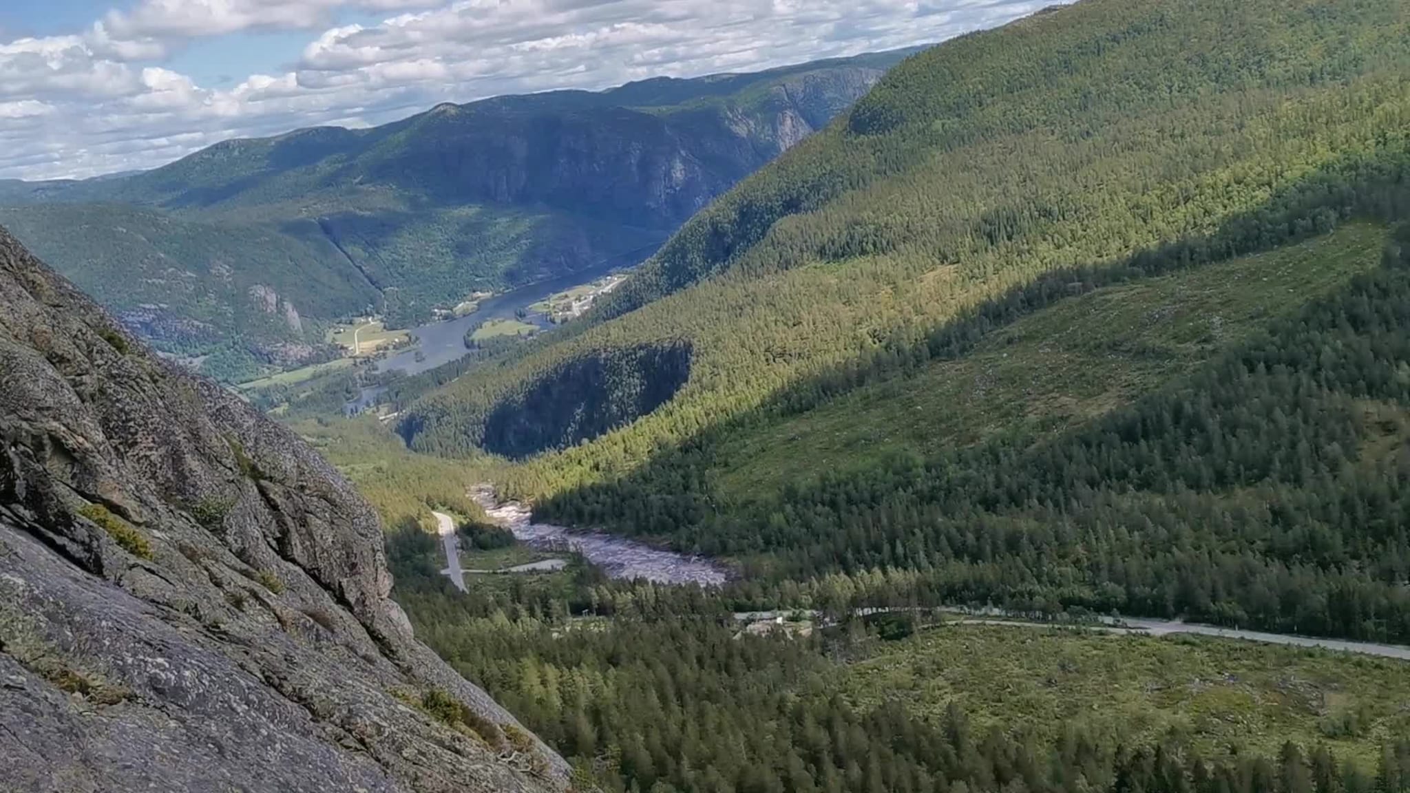 55 elever fra Kvadraturen videregående skole fikk testet sine ferdigheter de klatret Via Ferrata