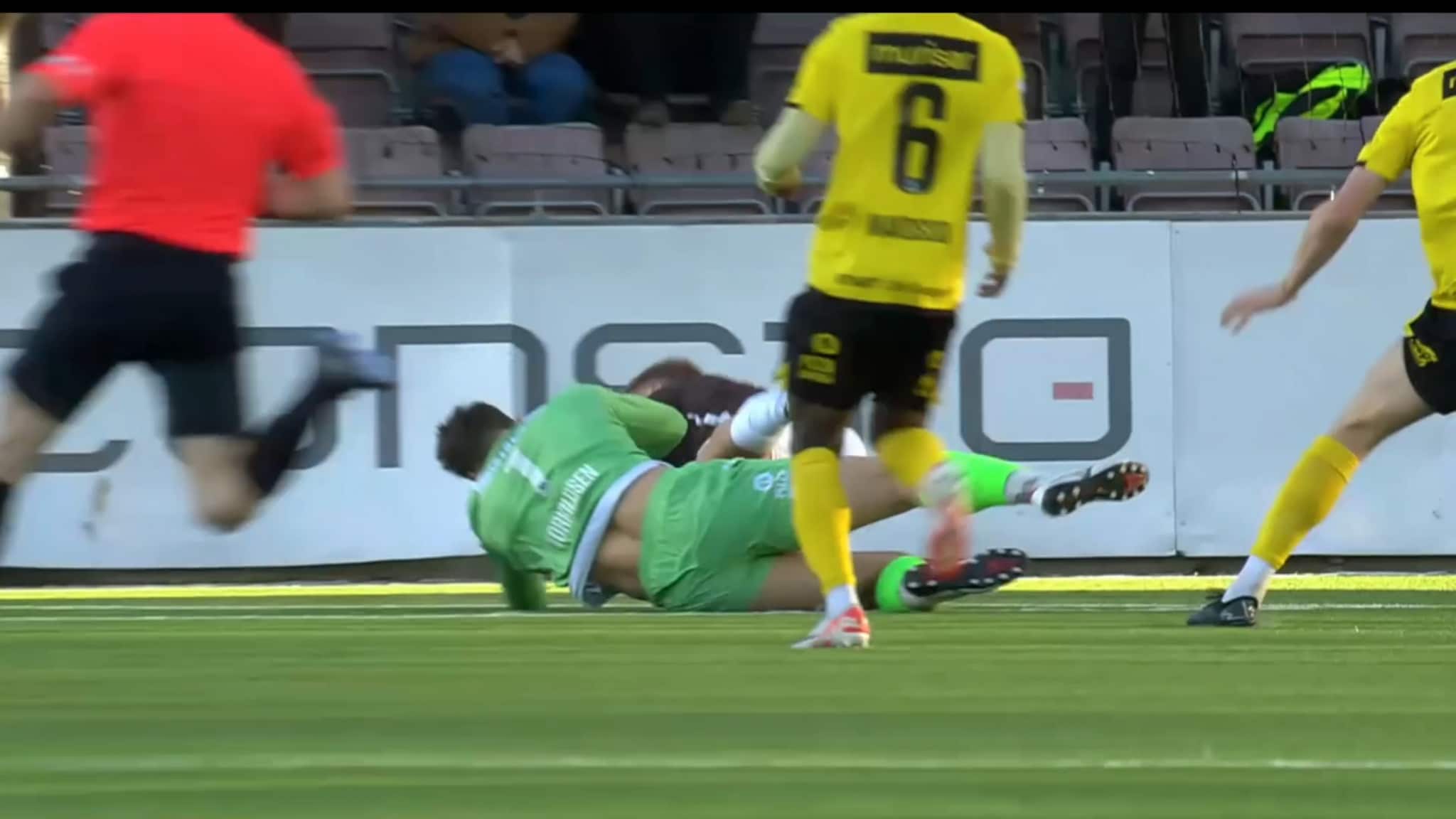 VIDEO: Her blir Torkildsen båret av banen med hodeskade