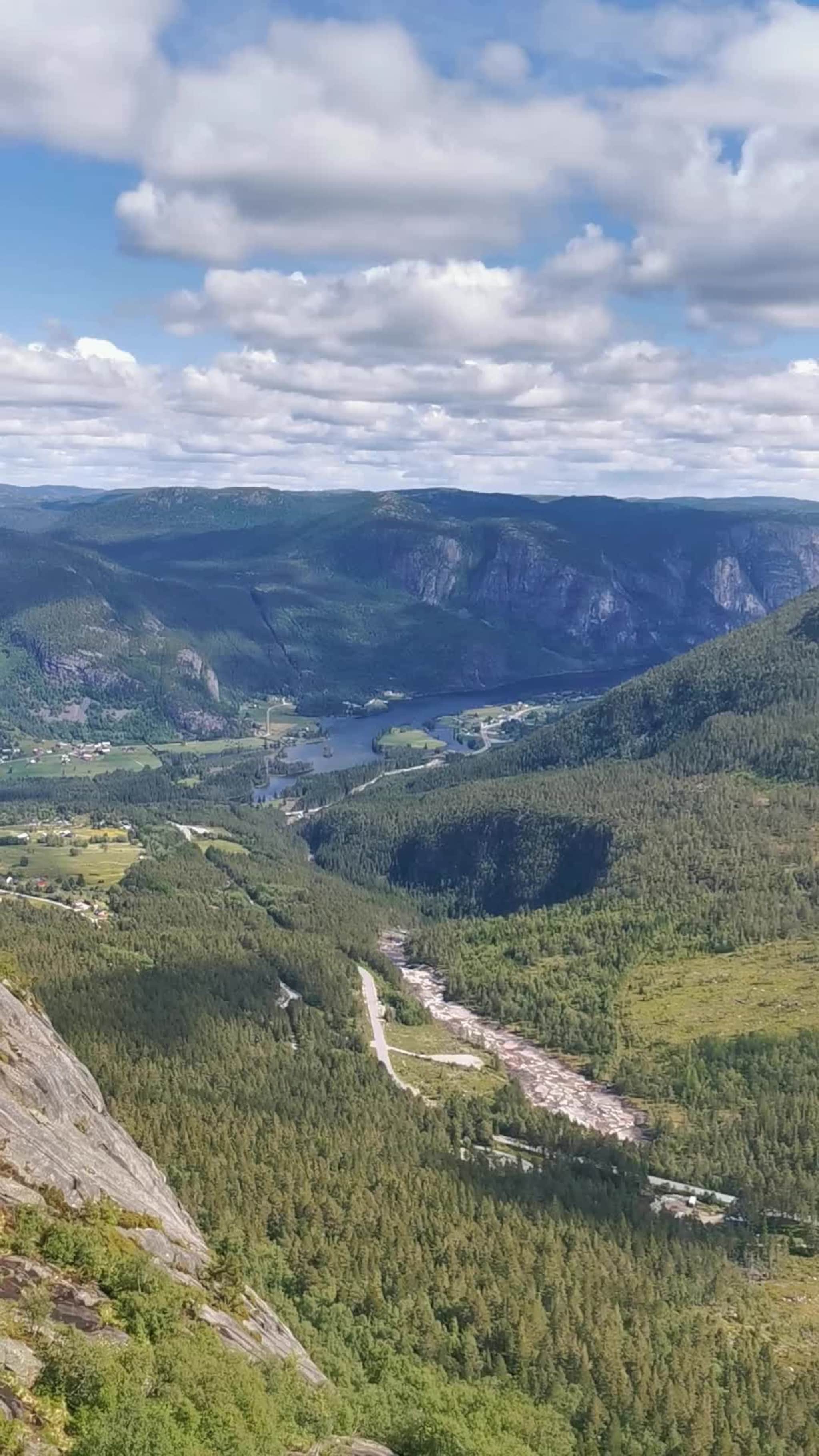 55 elever fra Kvadraturen videregående skole fikk testet sine ferdigheter de klatret Via Ferrata 2
