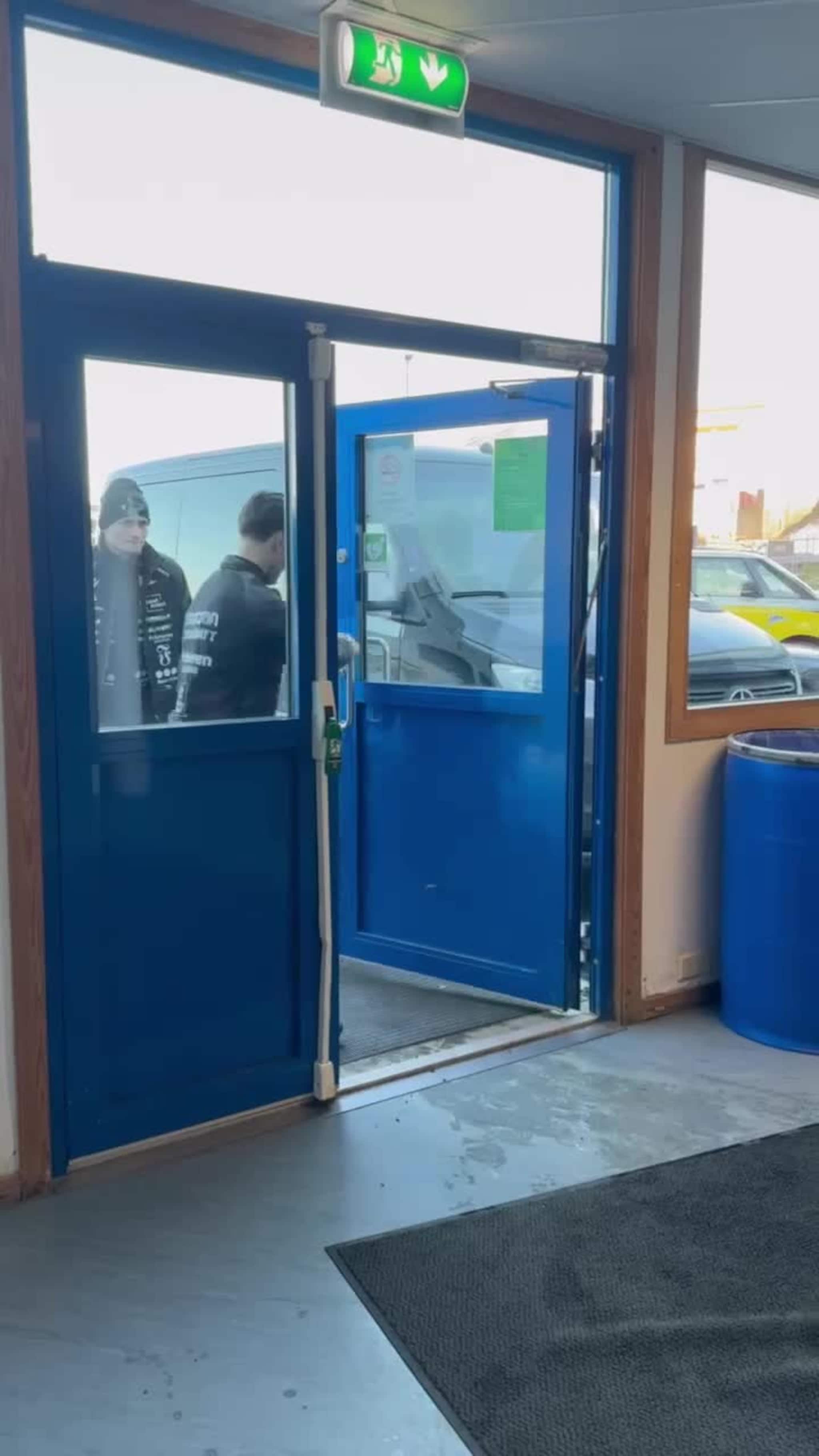 Deni Dashaev møtte opp på krykker i Sørlandshallen.