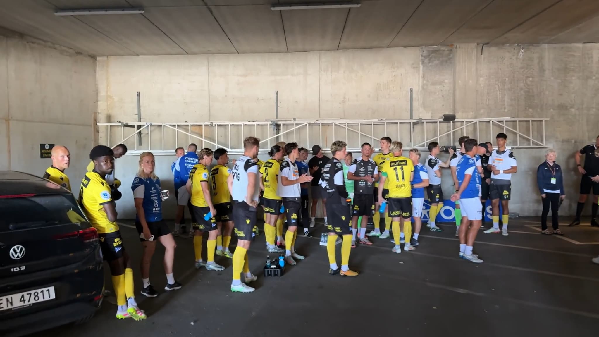 Her må spillerne forlate stadion før kampen