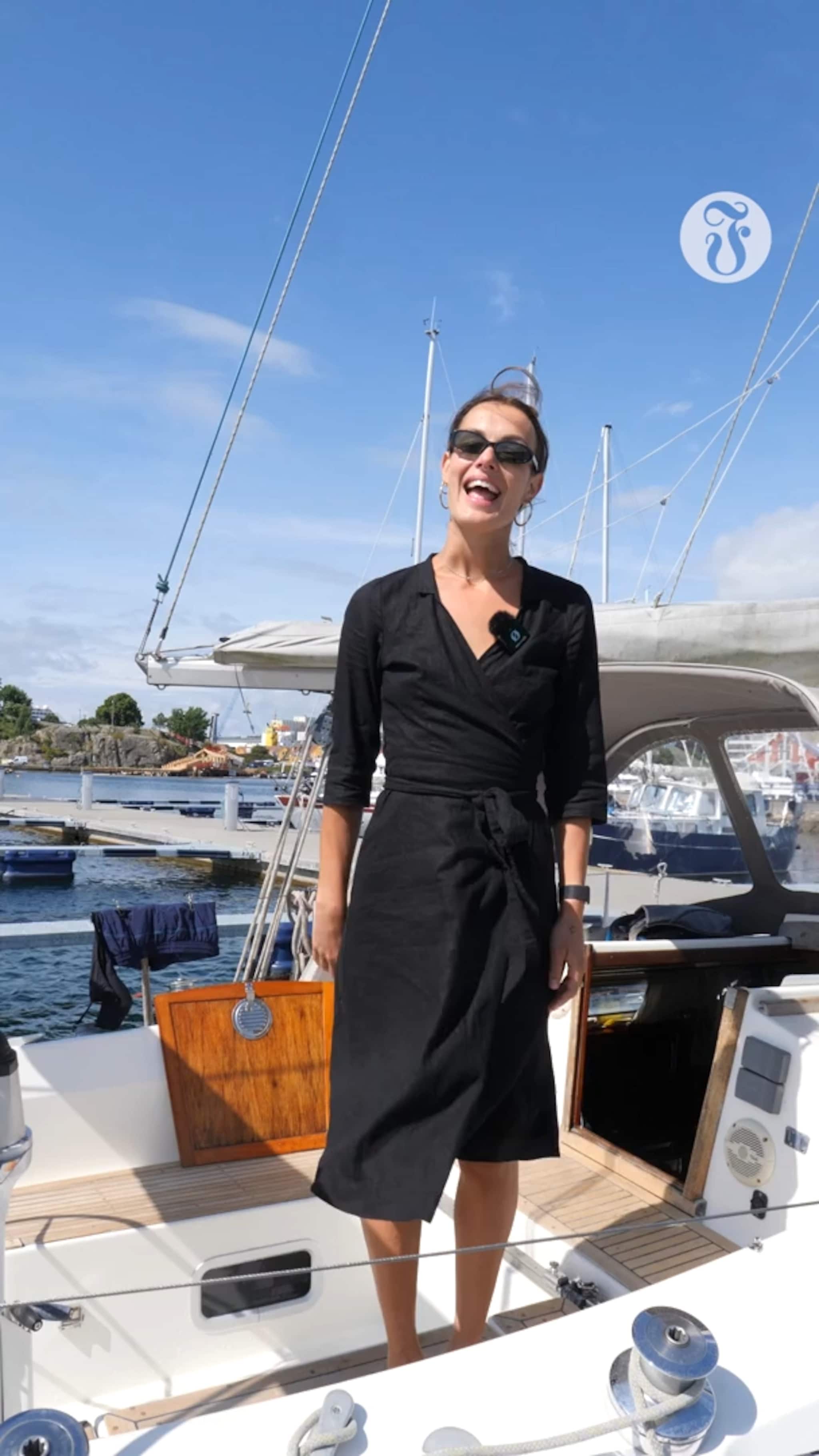 Caroline bor i båt