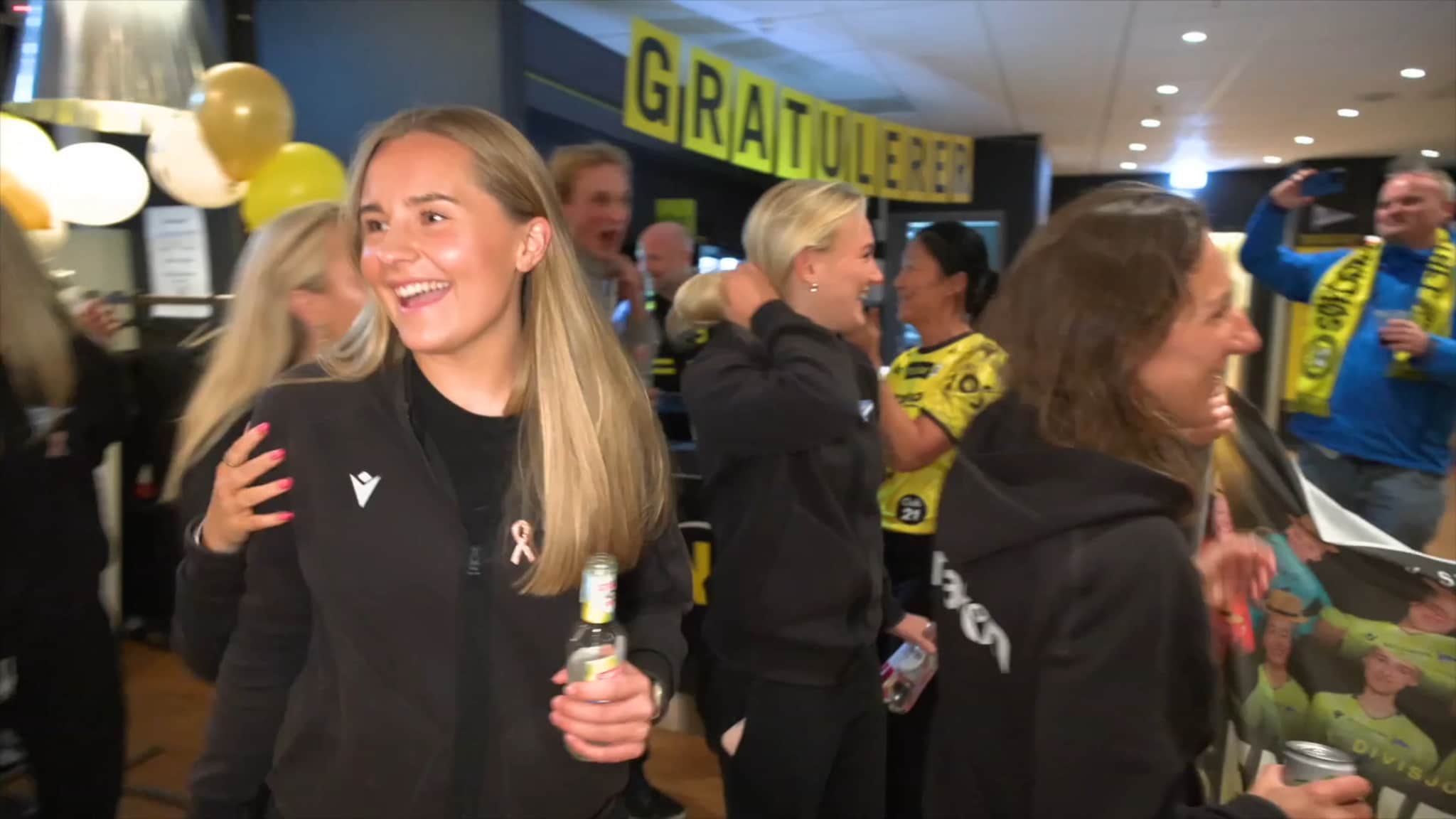 Start-kvinnene ankommer opprykksfesten