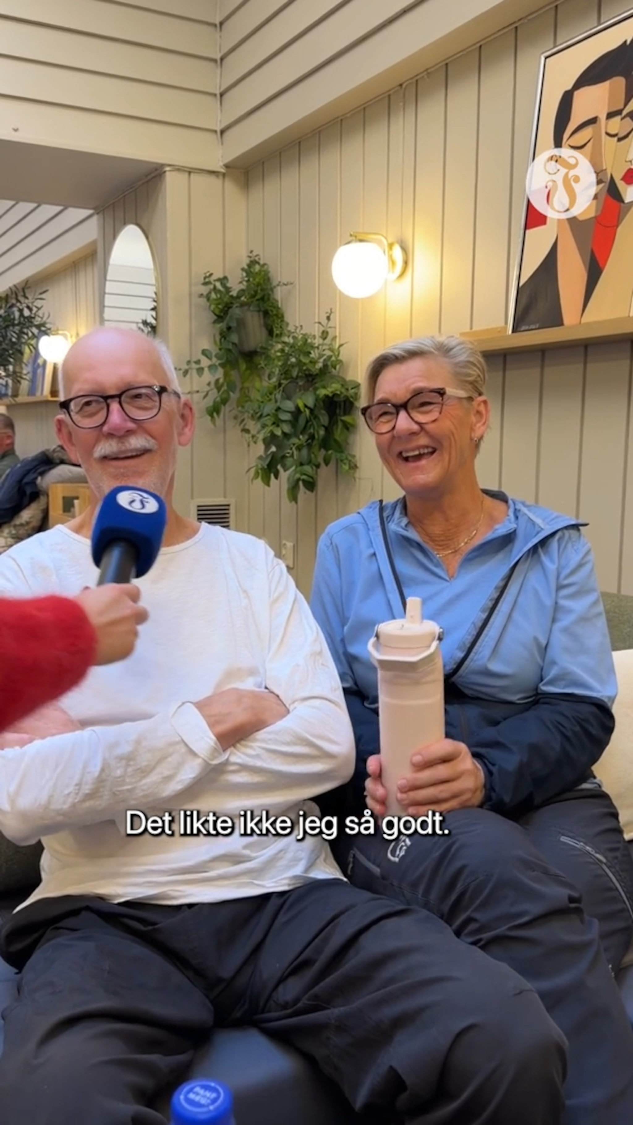 Tenåringer drar til eldresenteret en gang i uka