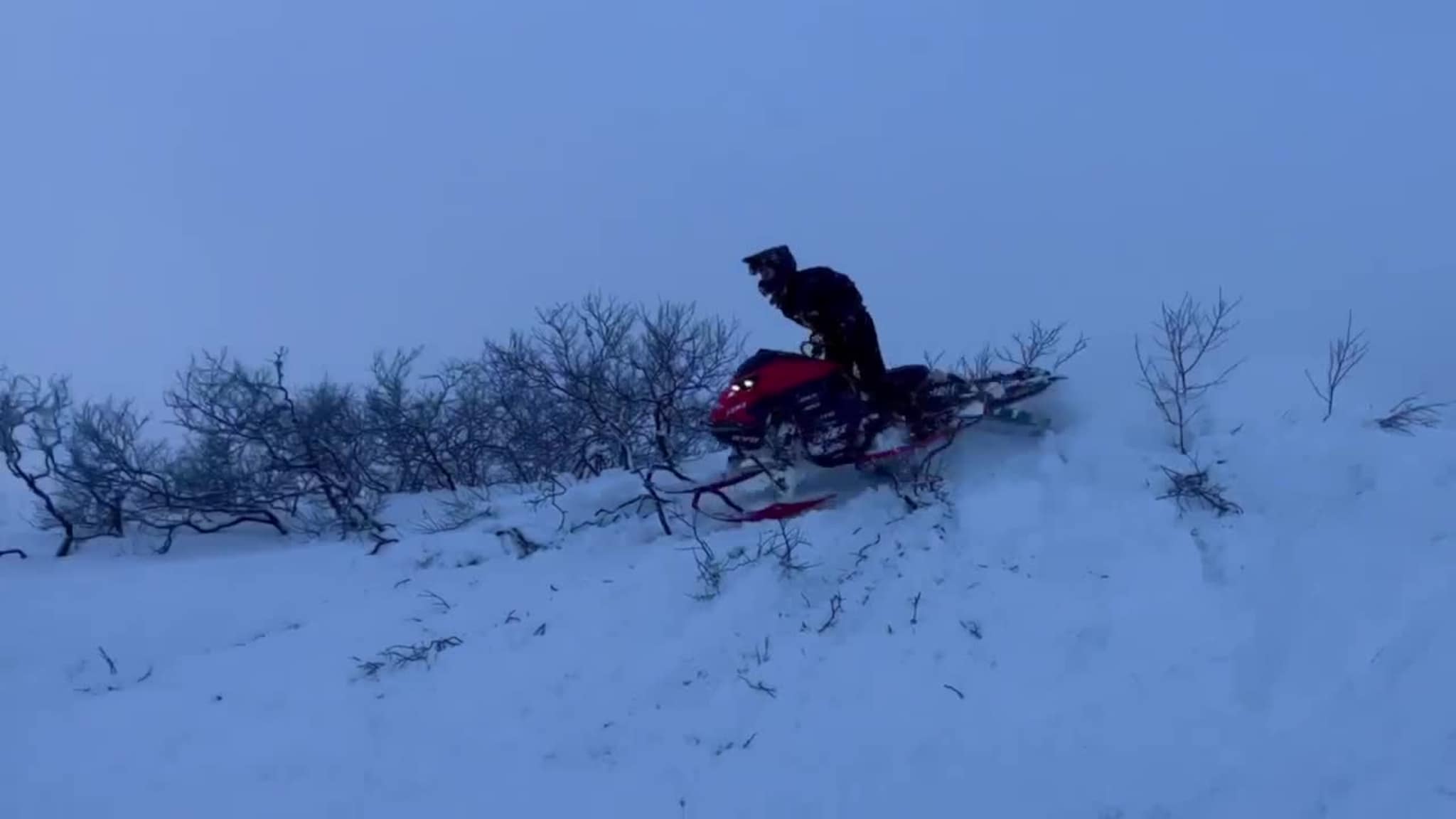Espen Bryggeså kjører snøscooter