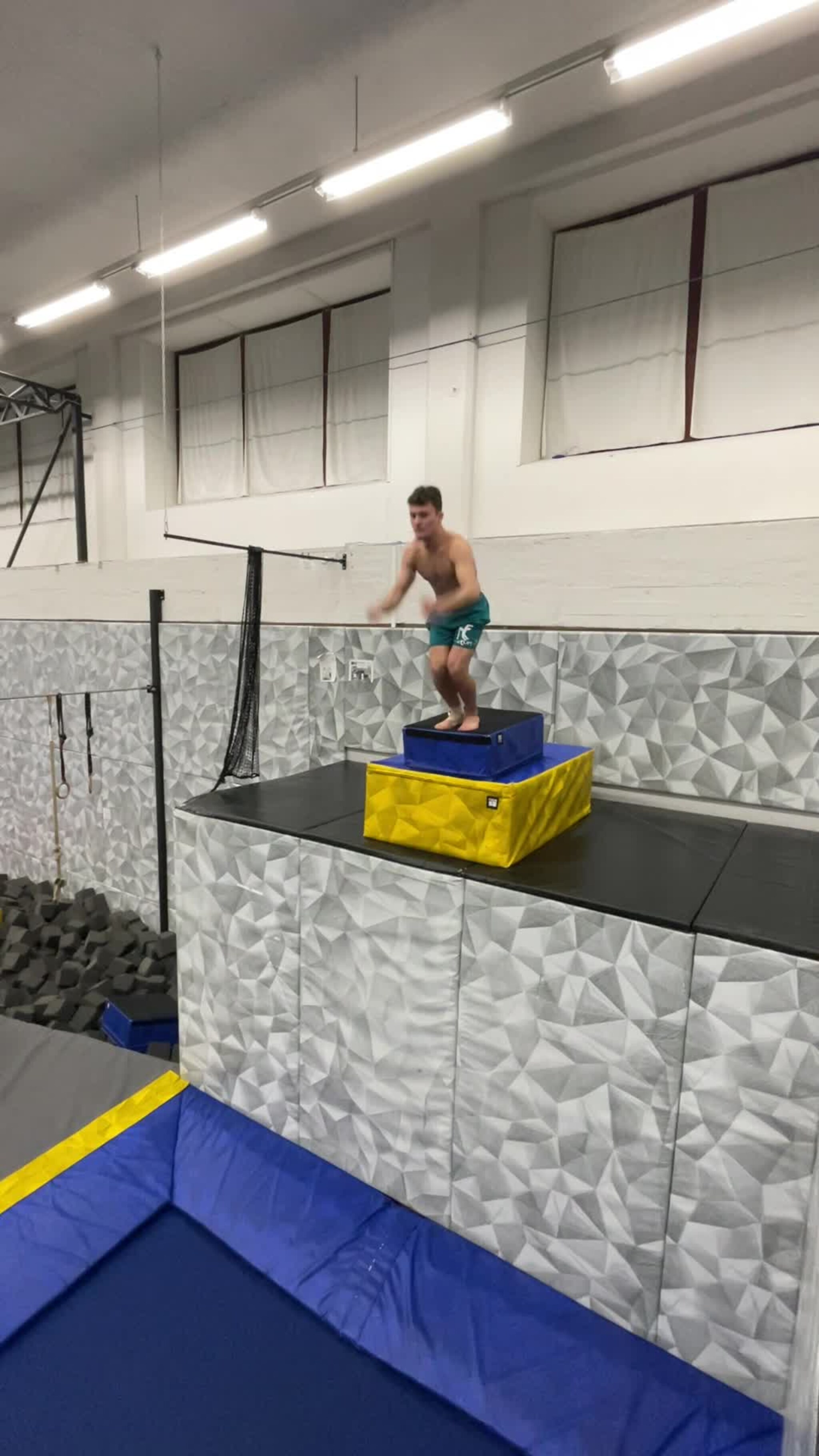 Knut Nomeland viser sine skills i trampoline