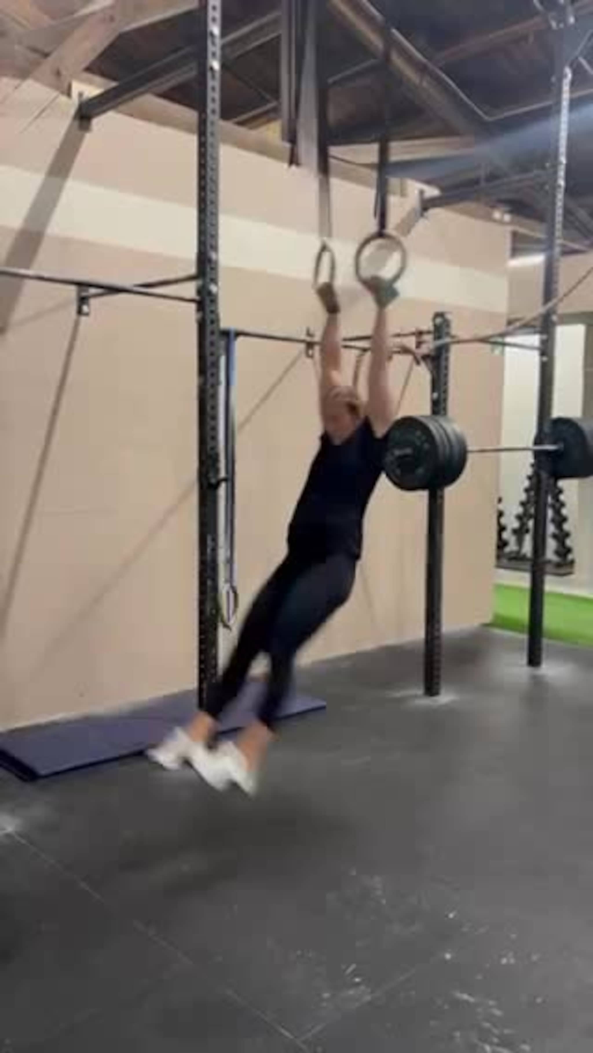 Gravide Ingrid Hodnemyr trener muscle-ups