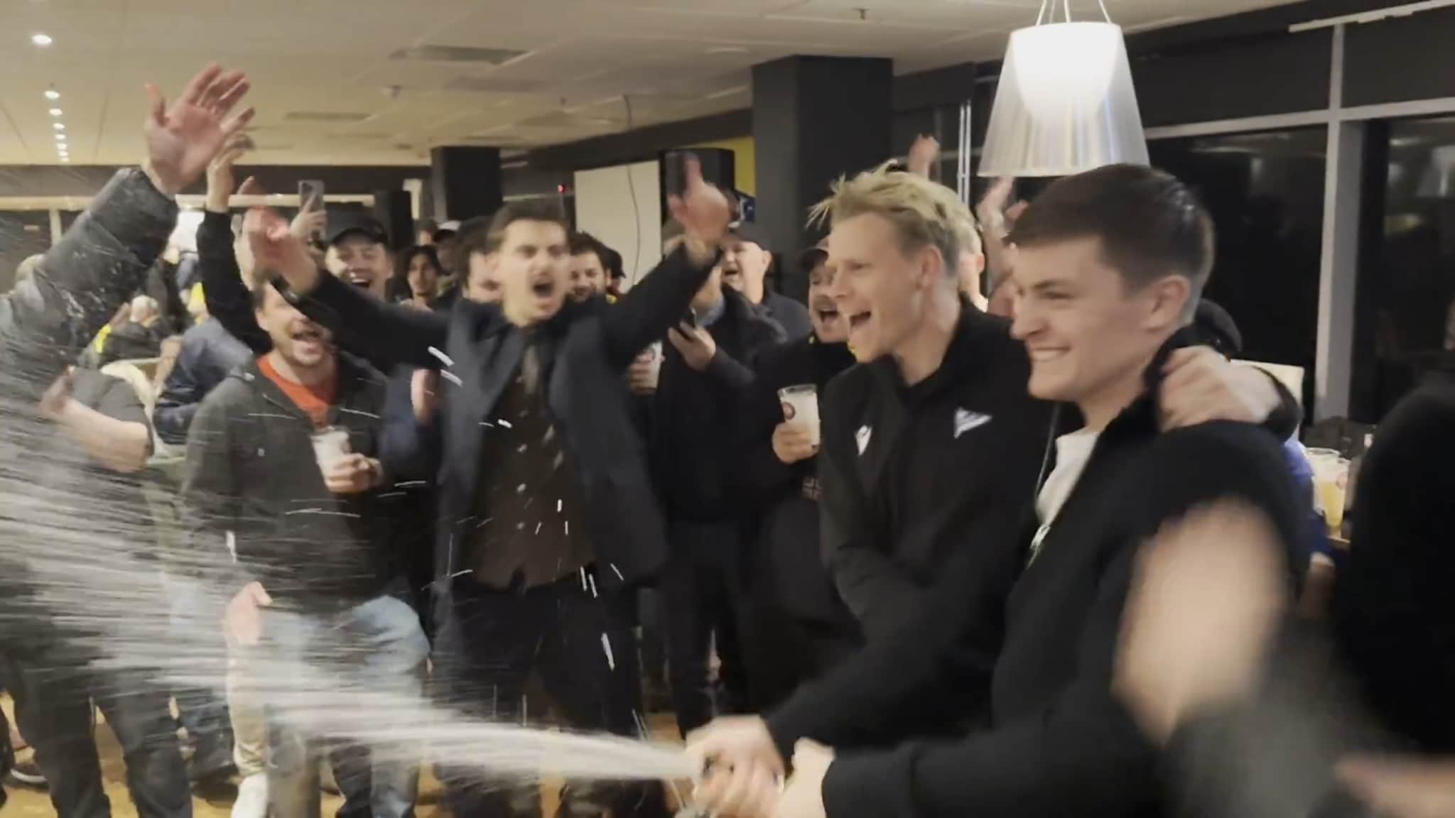 Her spretter Start-spillerne sjampanje flaskene