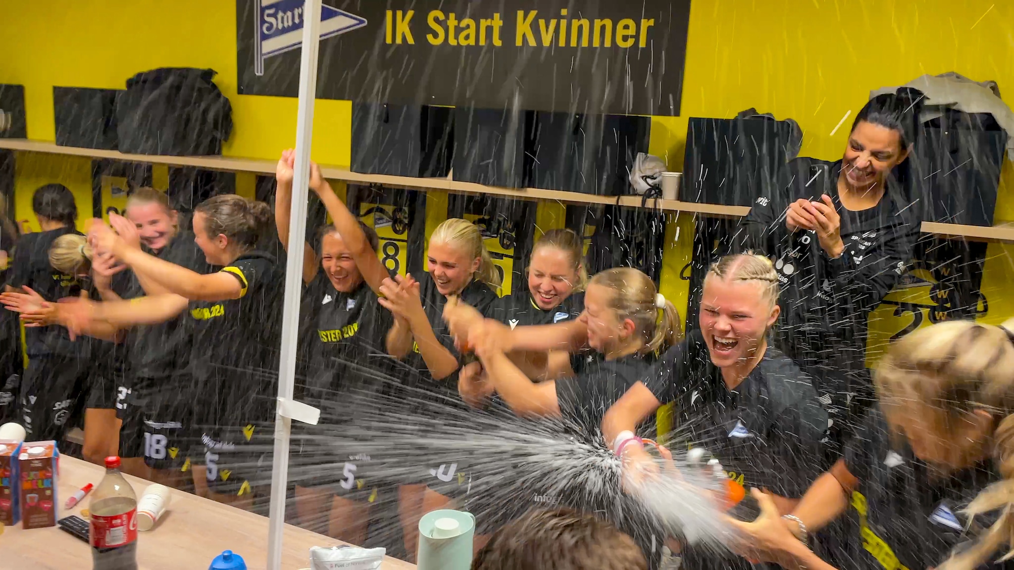 Ellevill champagne-fest etter opprykket
