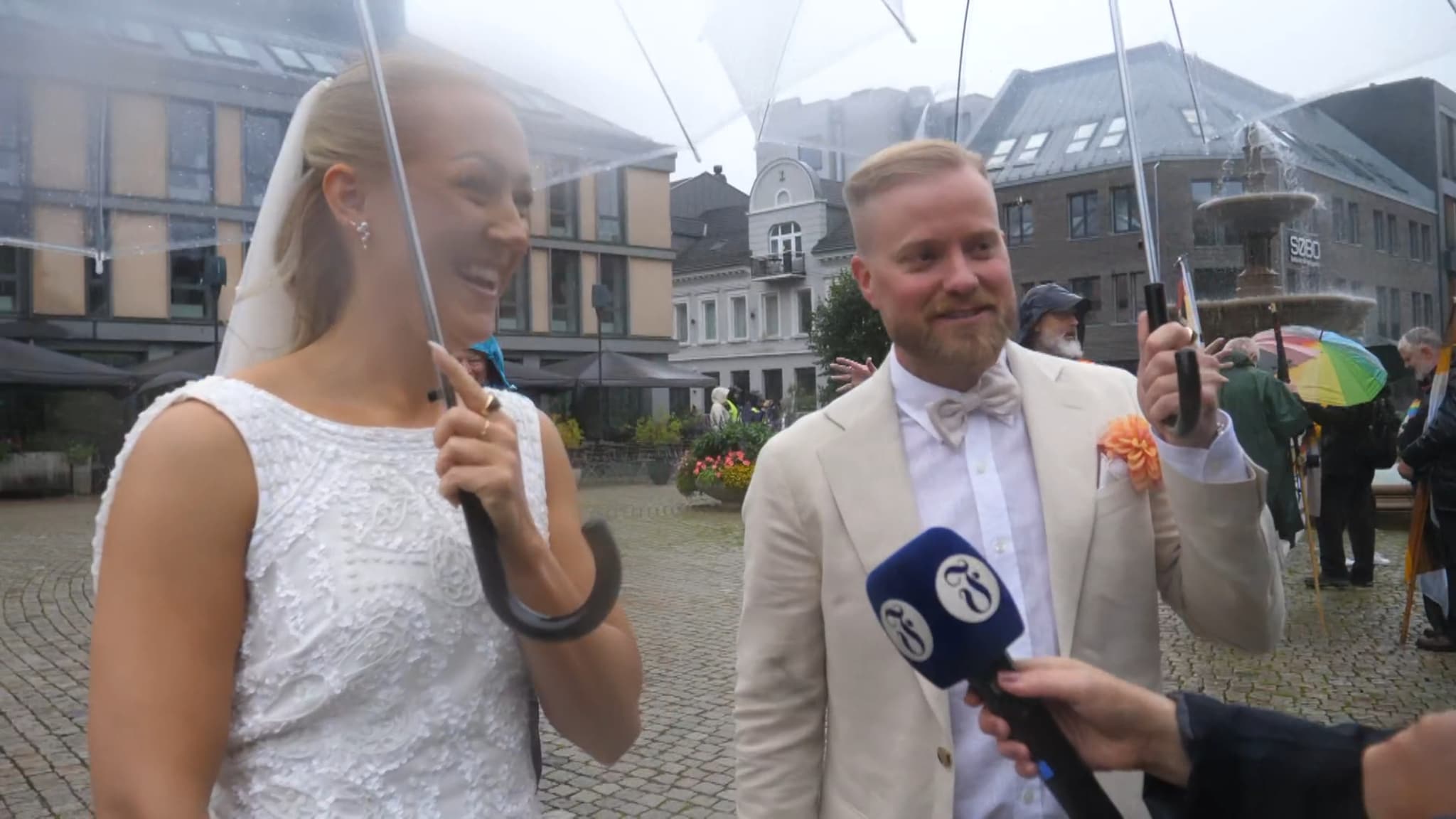 Nygifte havnet midt i paraden: - En fest å komme ut til dette!