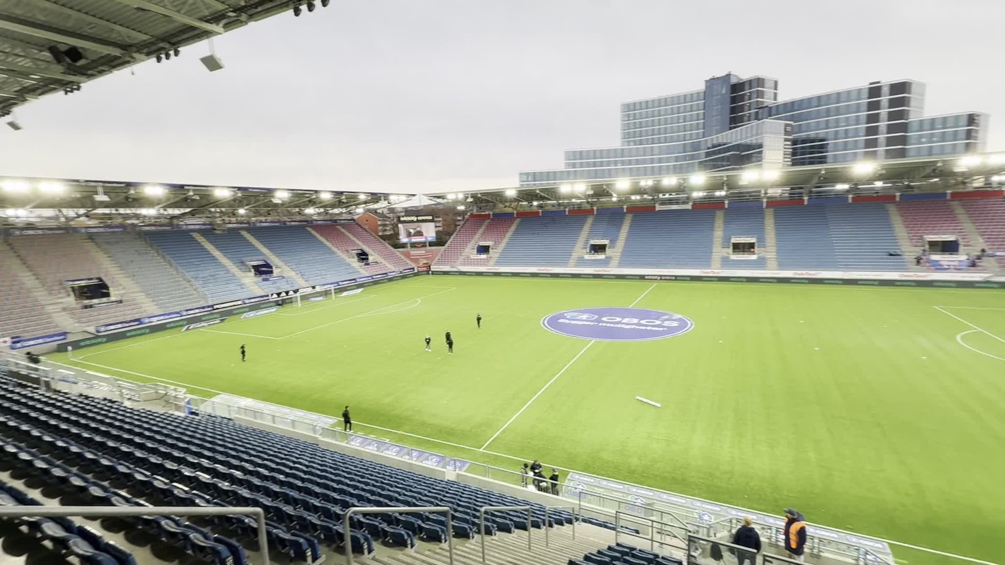 Start-spillerne på plass på Intility stadion.