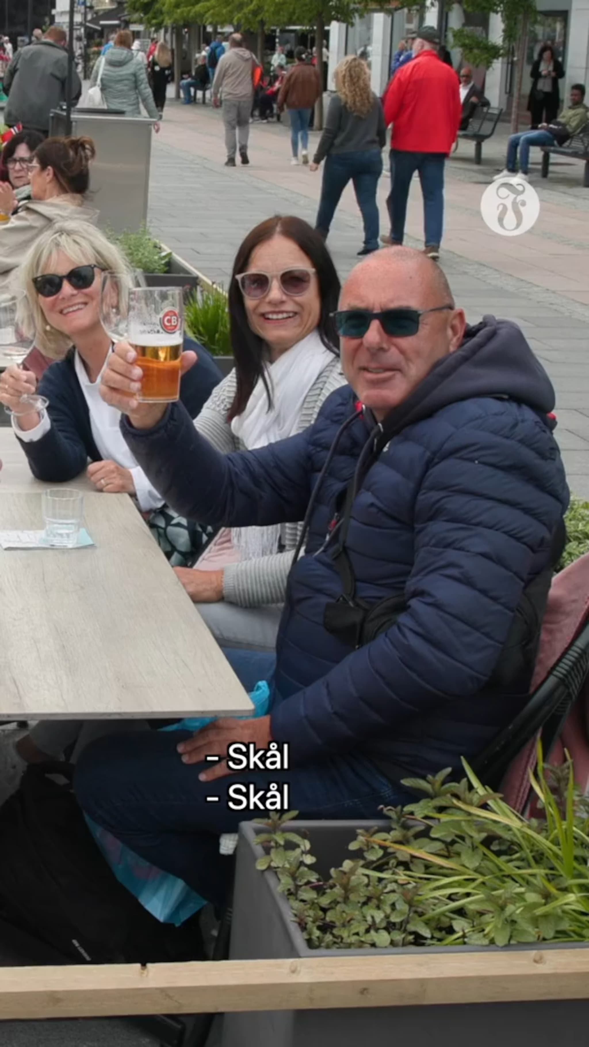 Her koser turistene seg: - Skål!