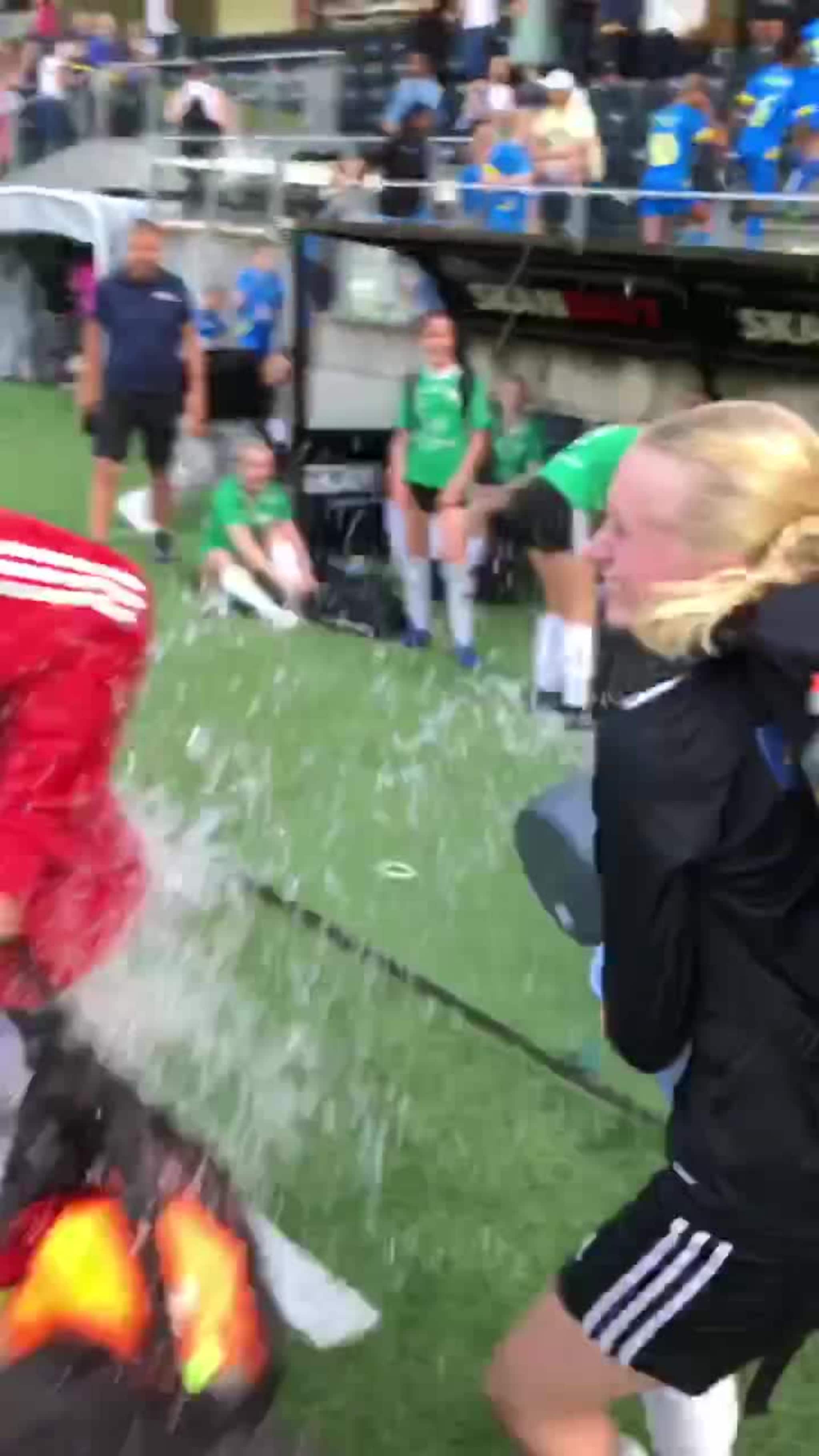 Randesund-trener, Audun Bjørndal, får en dusj etter å ha vunnet Sør Cup.