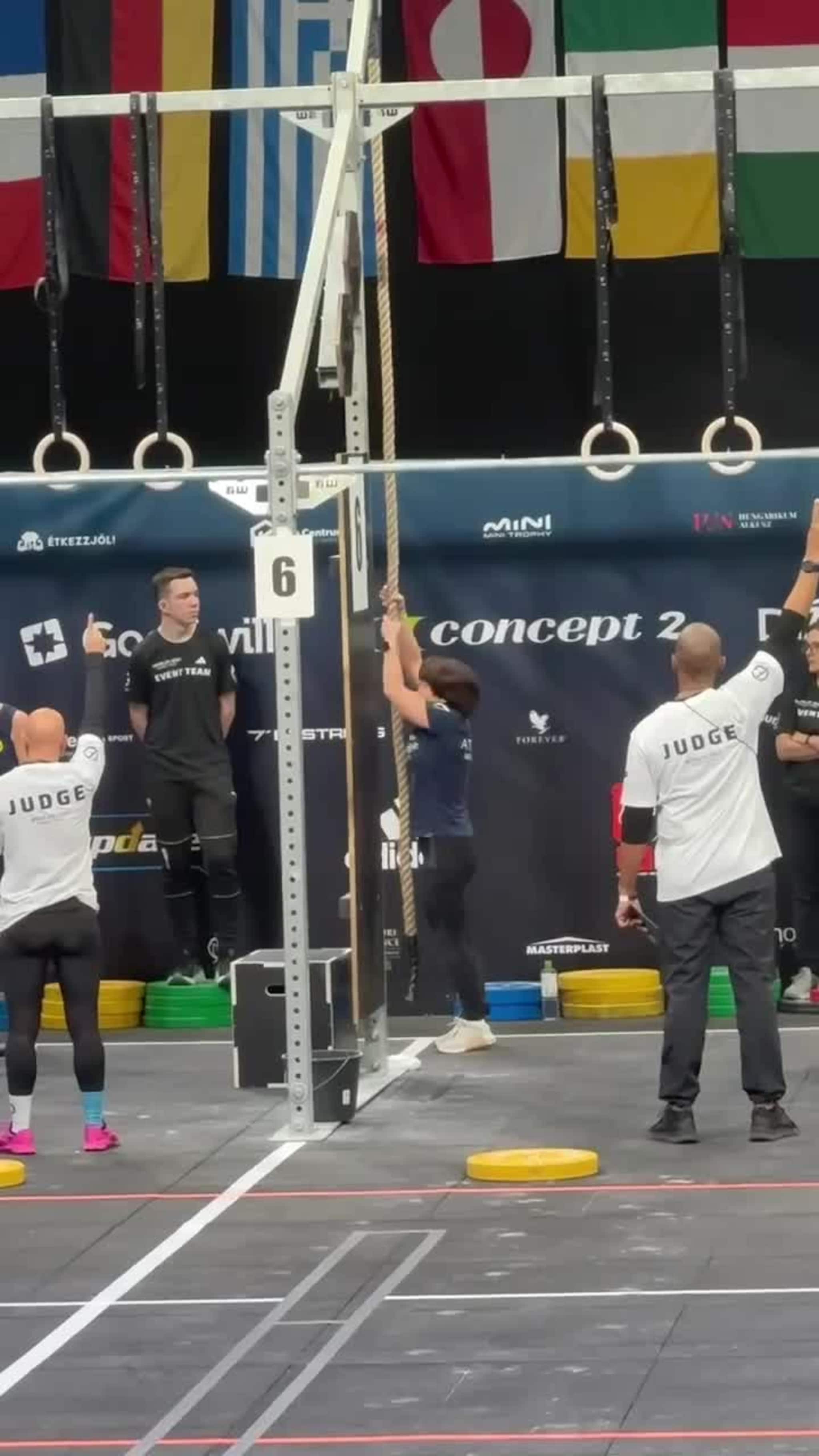 Ragnhild Aas (66) klatrer i tau under VM i functional fitness