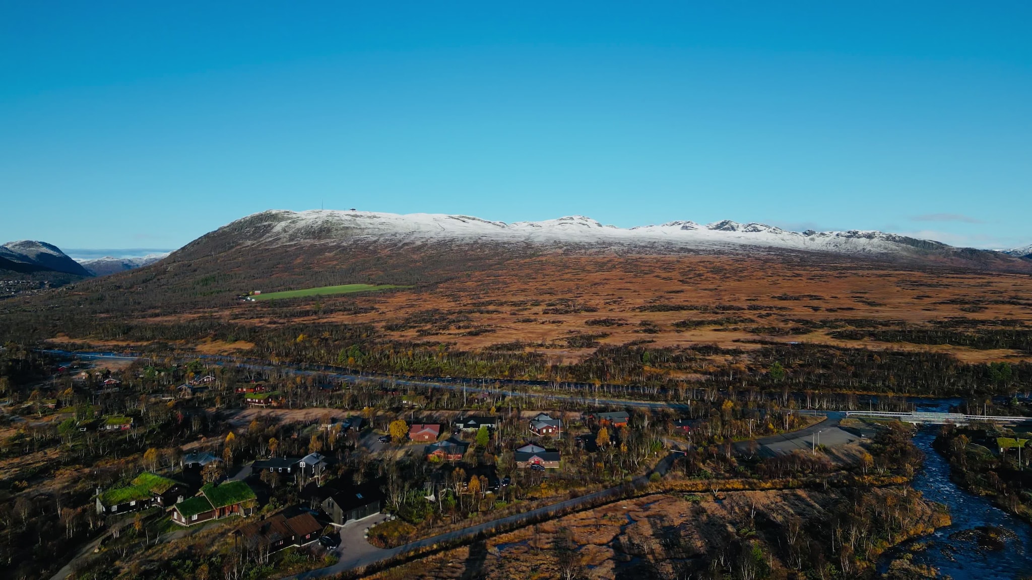 Hovden med snø på toppen