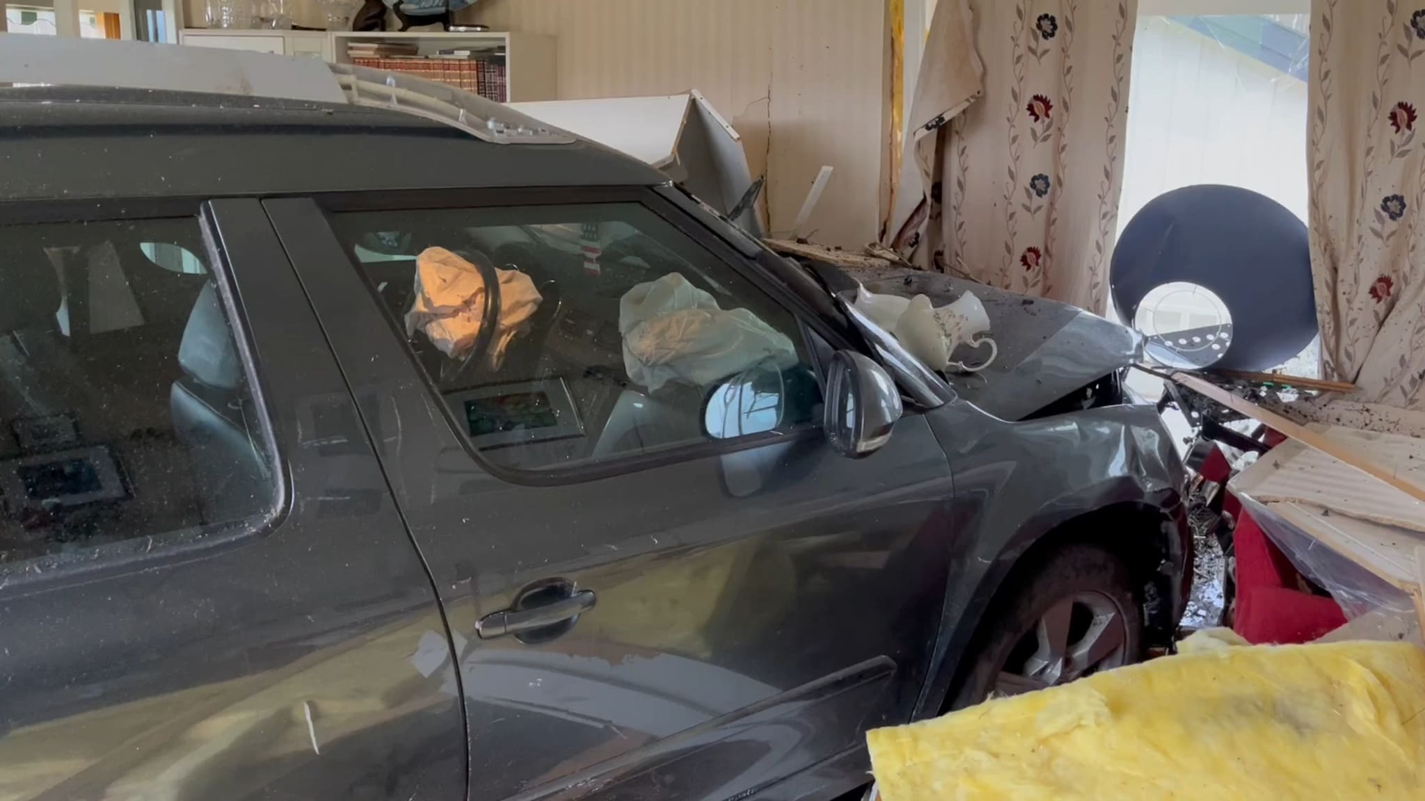 Se video av bilen i stua
