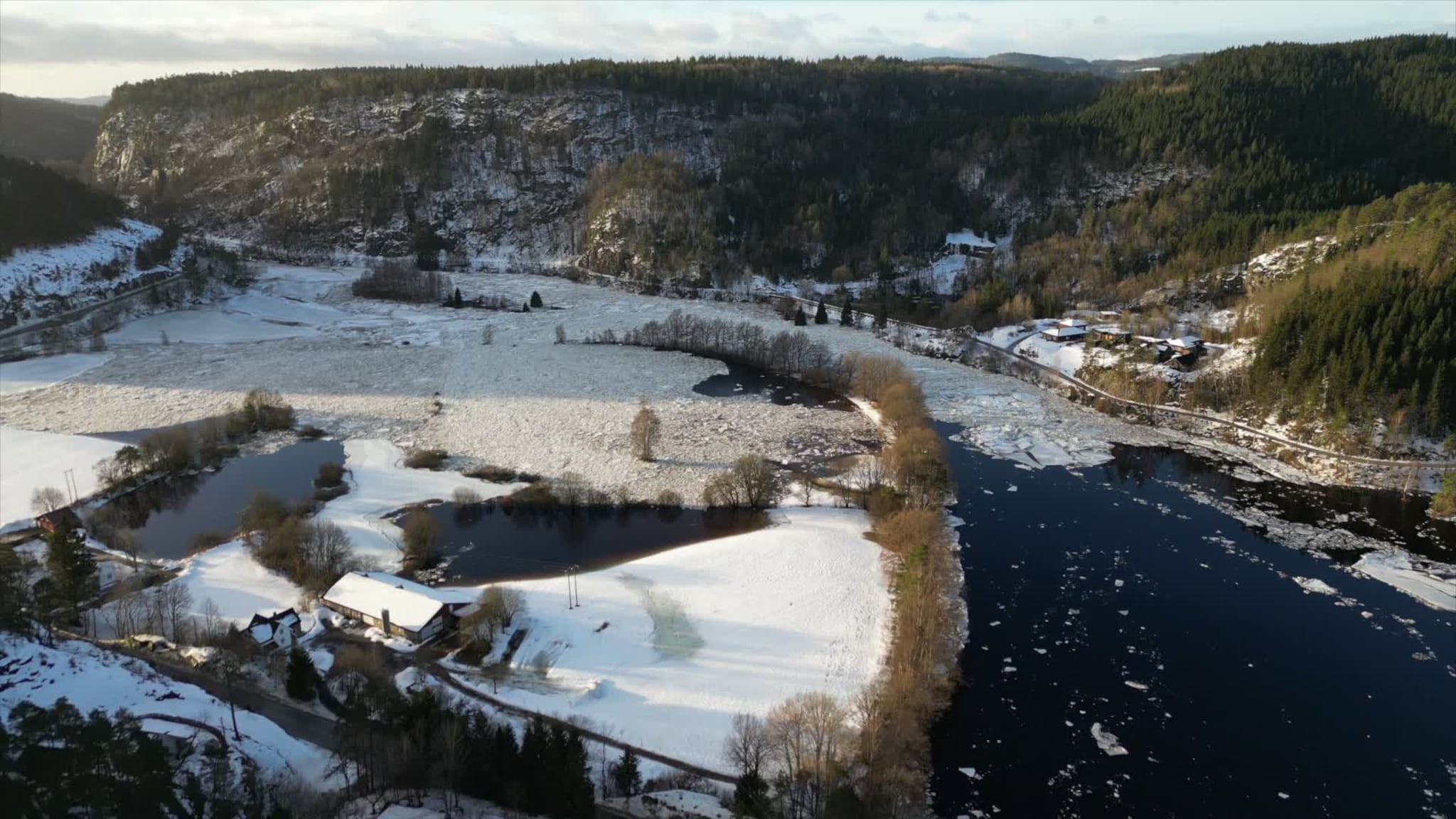 VIDEO: Se isproppen i Mandalselva