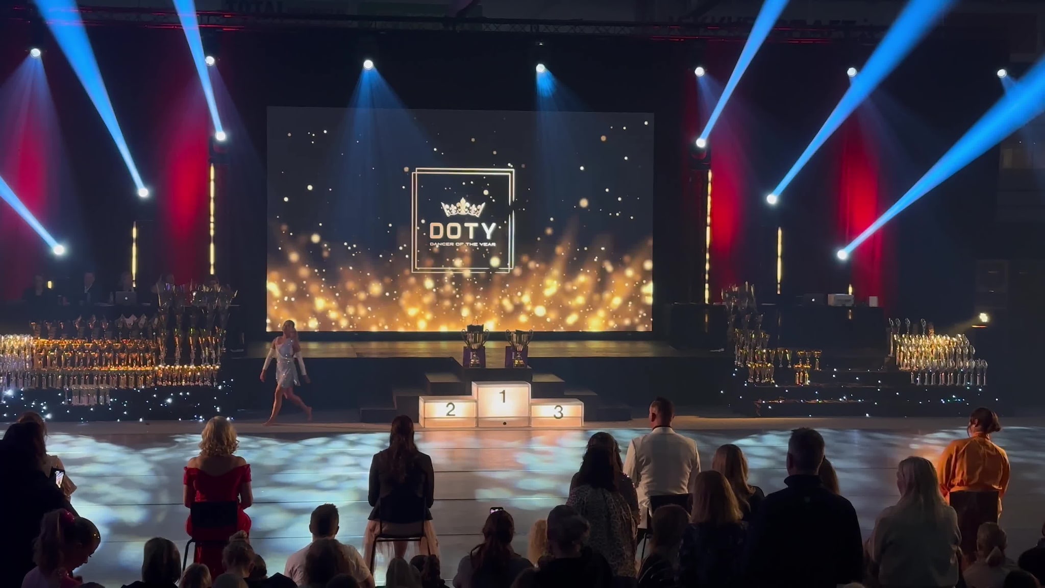 Bao Tran Cathrine Thach vant Dancer of the Year 2