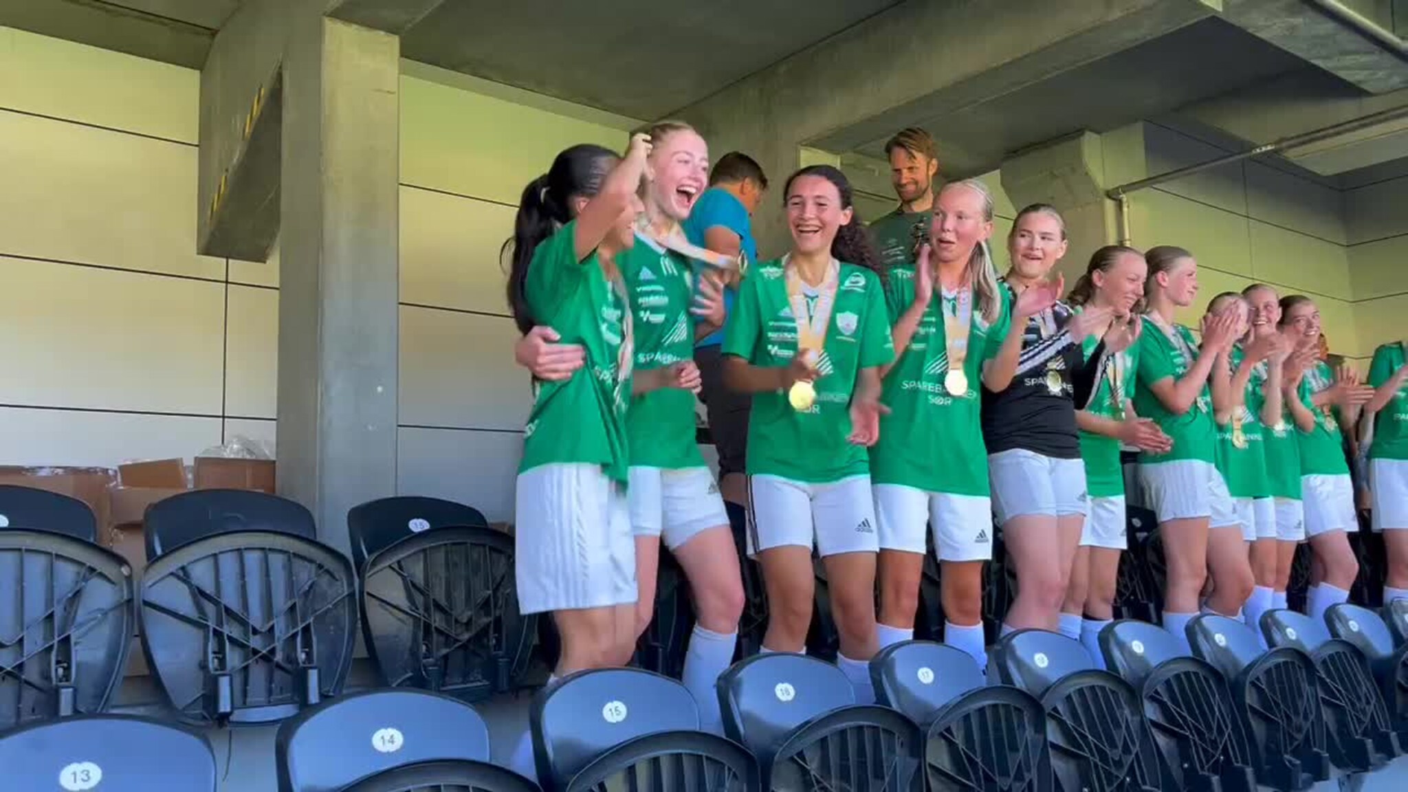 Randesund J15 mottar medaljene etter seier i Sør Cup