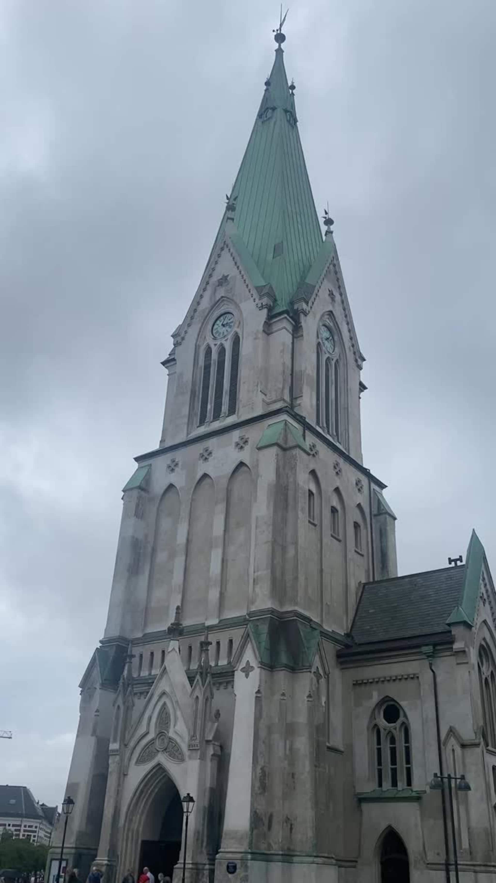 Kirkeklokkene ringer