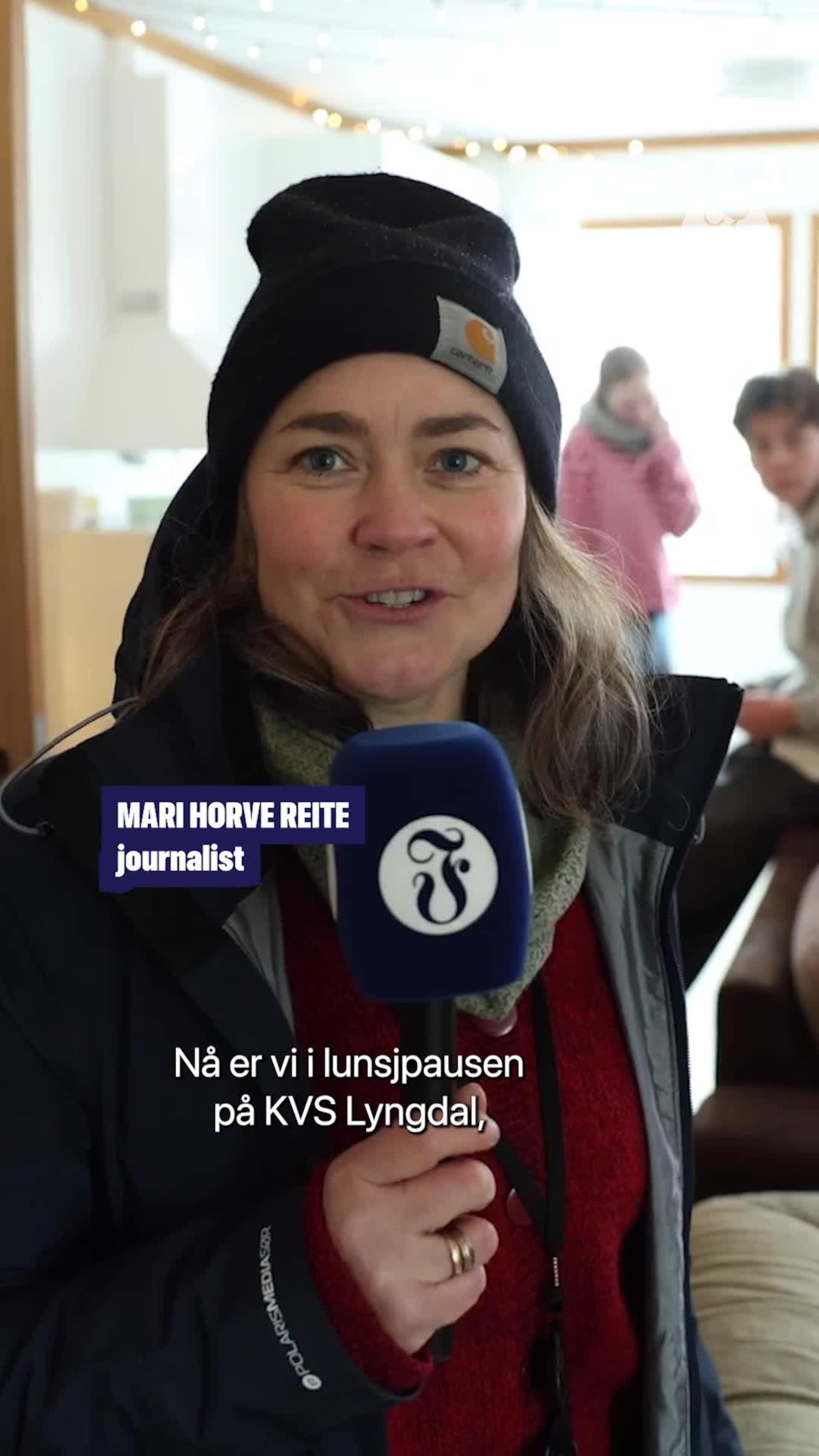 Her ber elevene i skolegården.