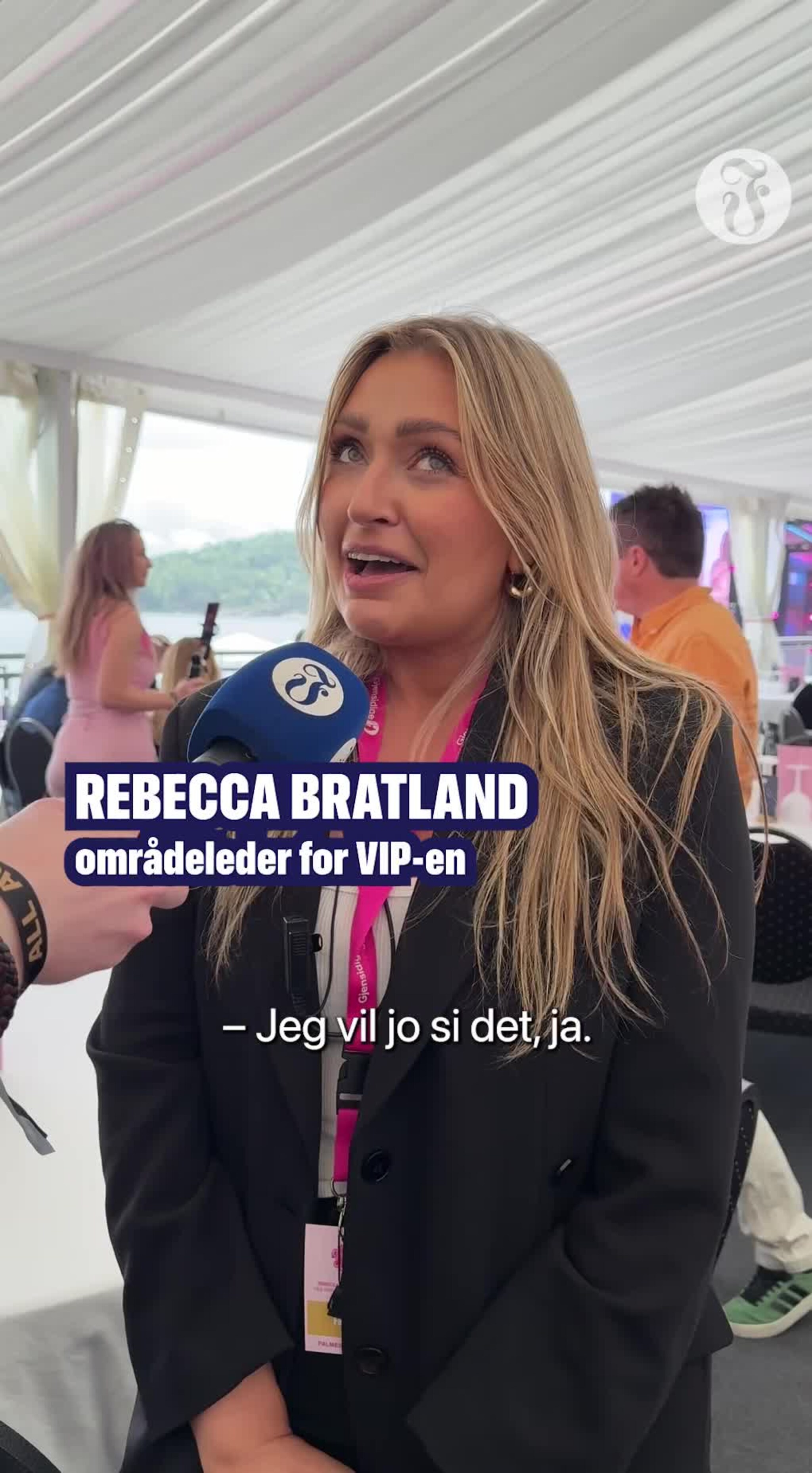 – Håper det kommer champagne