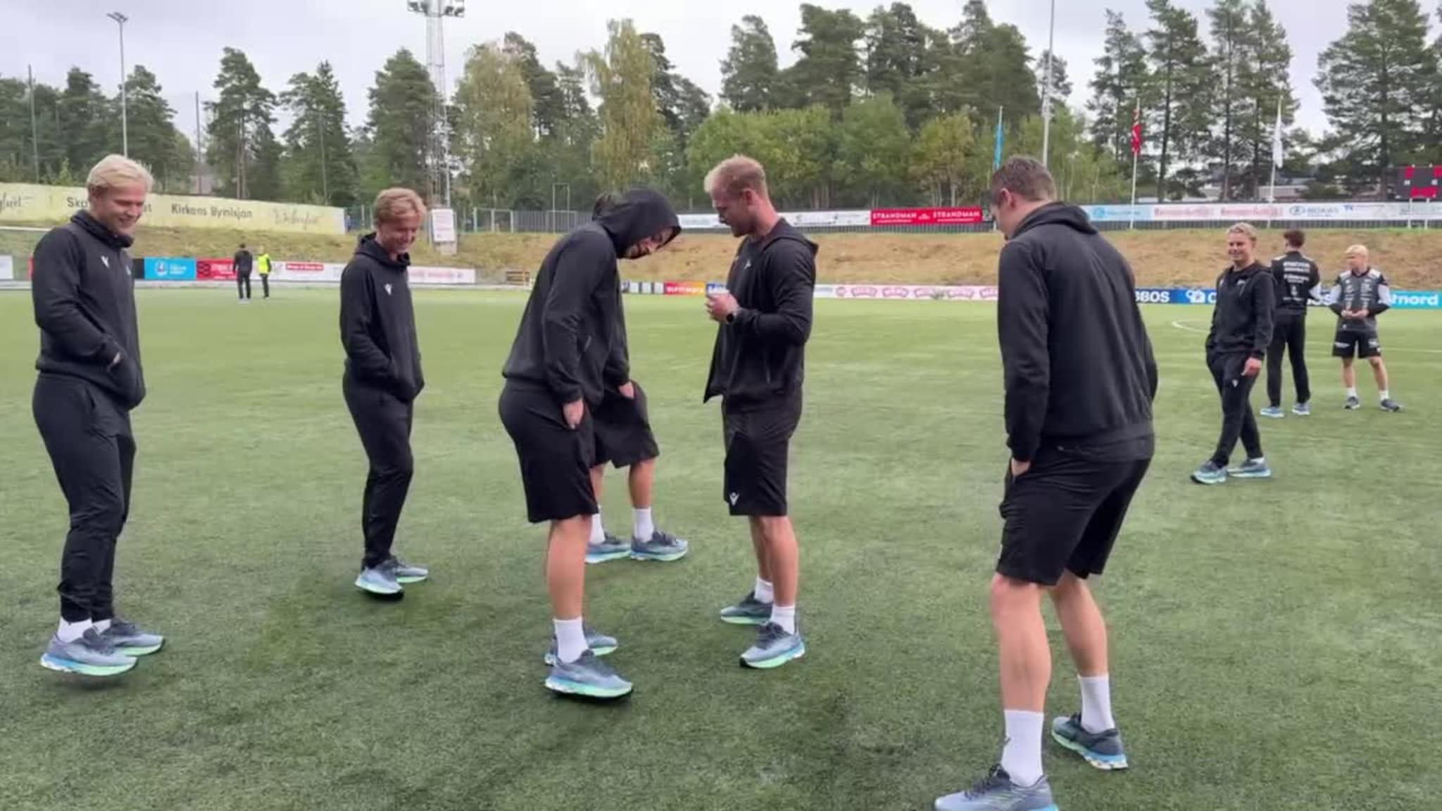 Start-spillerne sjekker ut underlaget