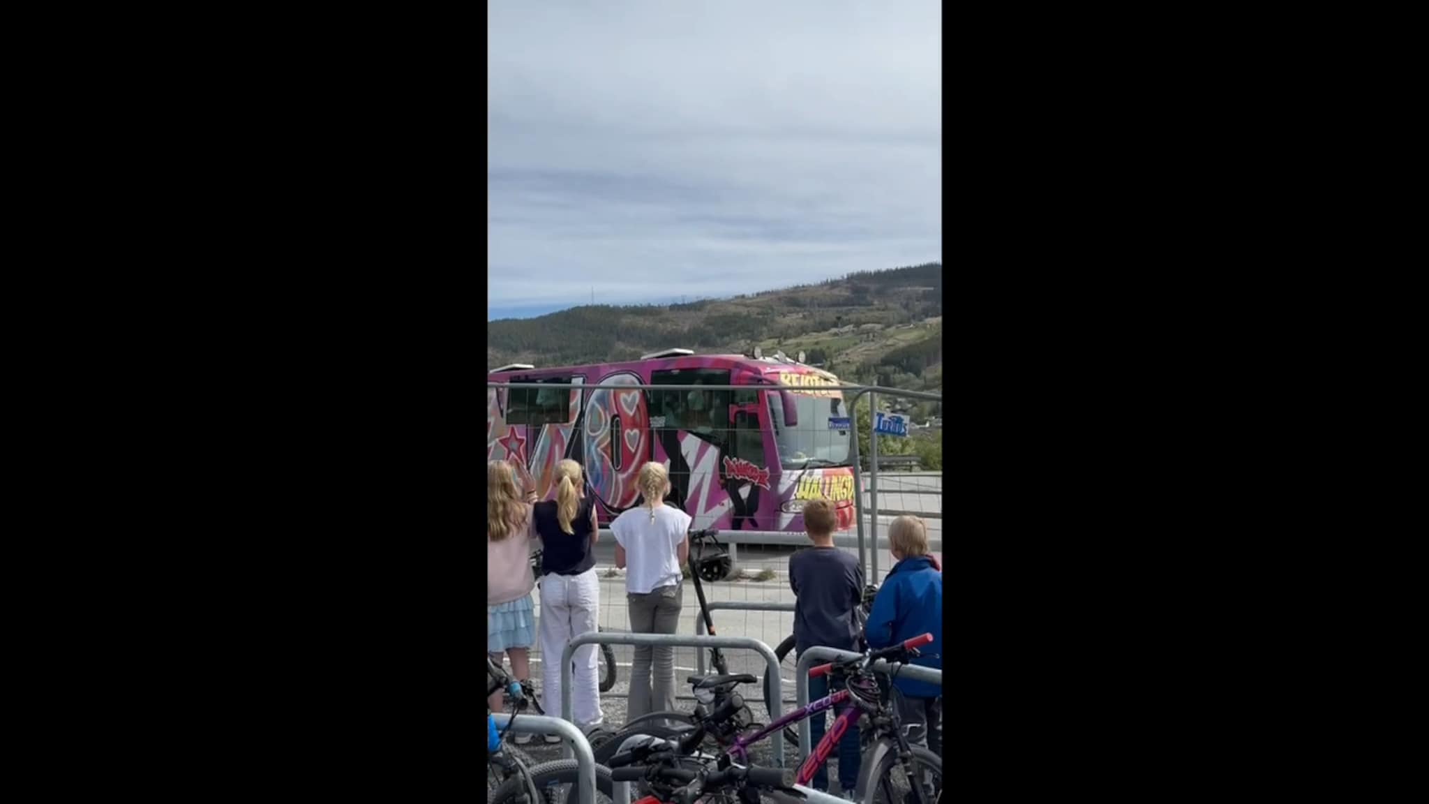 Russebussen besøker skulen i Ål