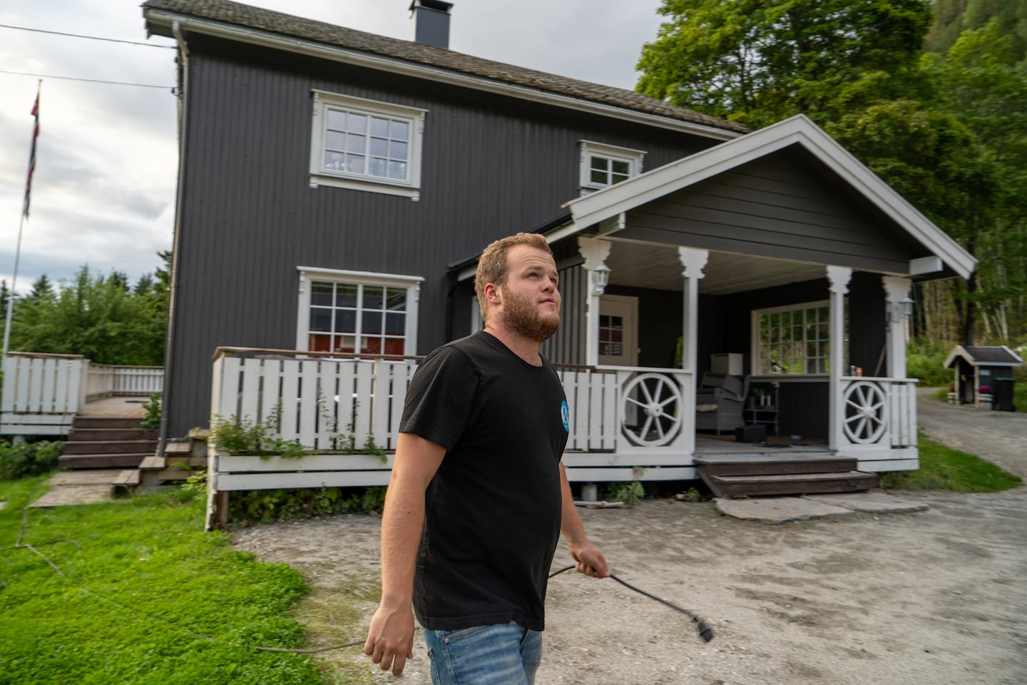 Vegard Endrerud kjem heim etter å ha evakuert frå flaumen